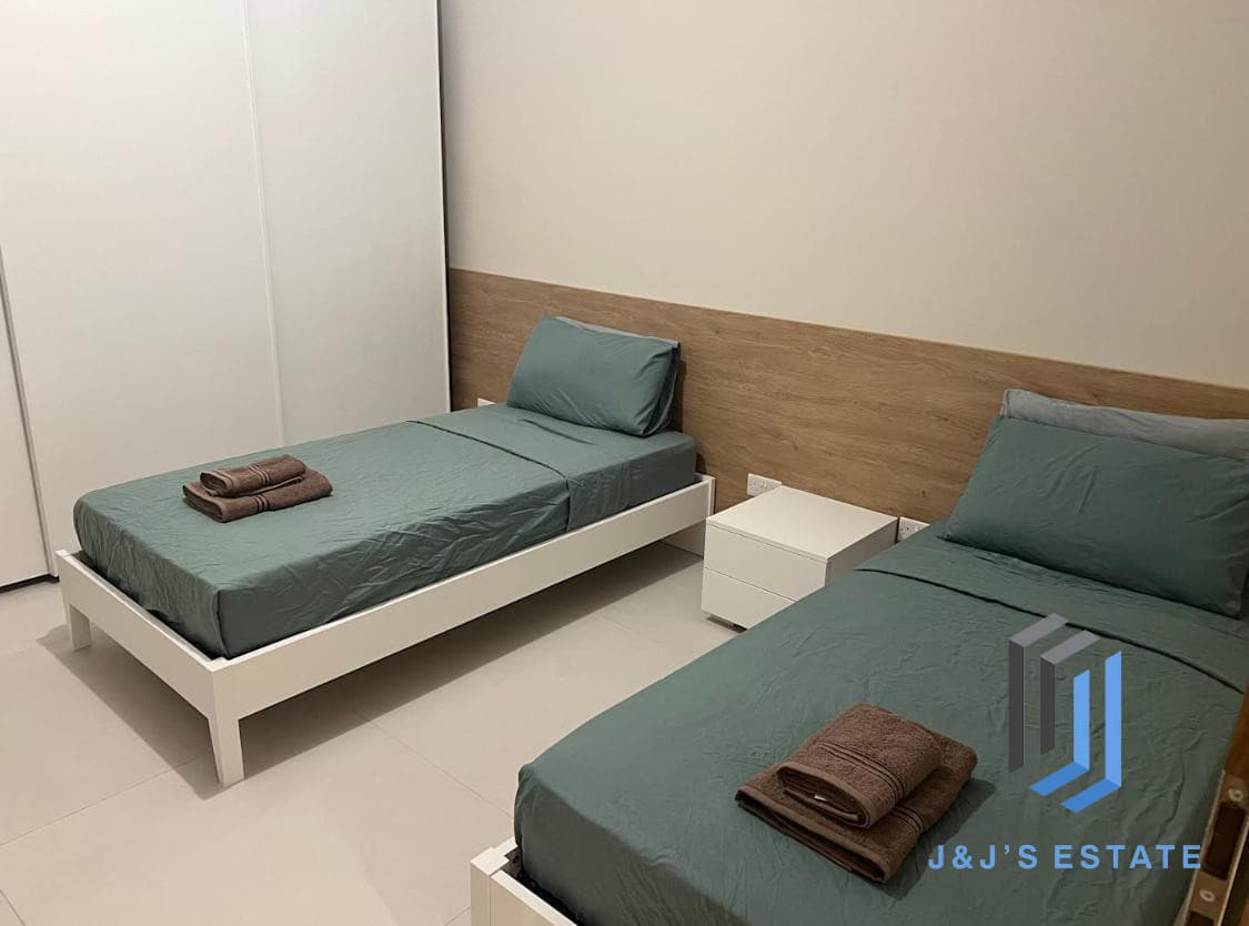 Three-bedroom maisonette near Gzira promenade · 8