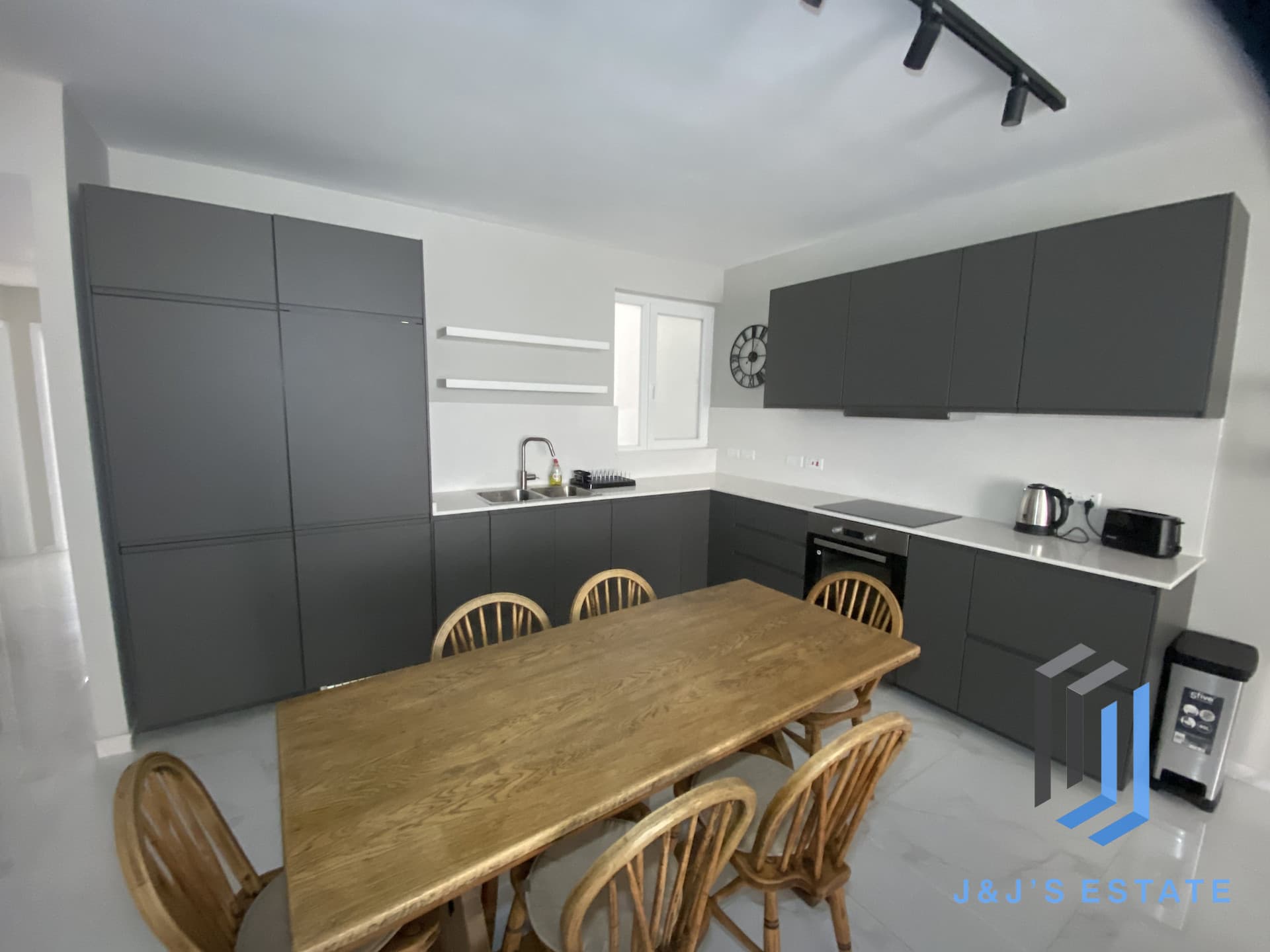 St. Julian’s Bright & Modern 3 Bedroom Apartment · 6