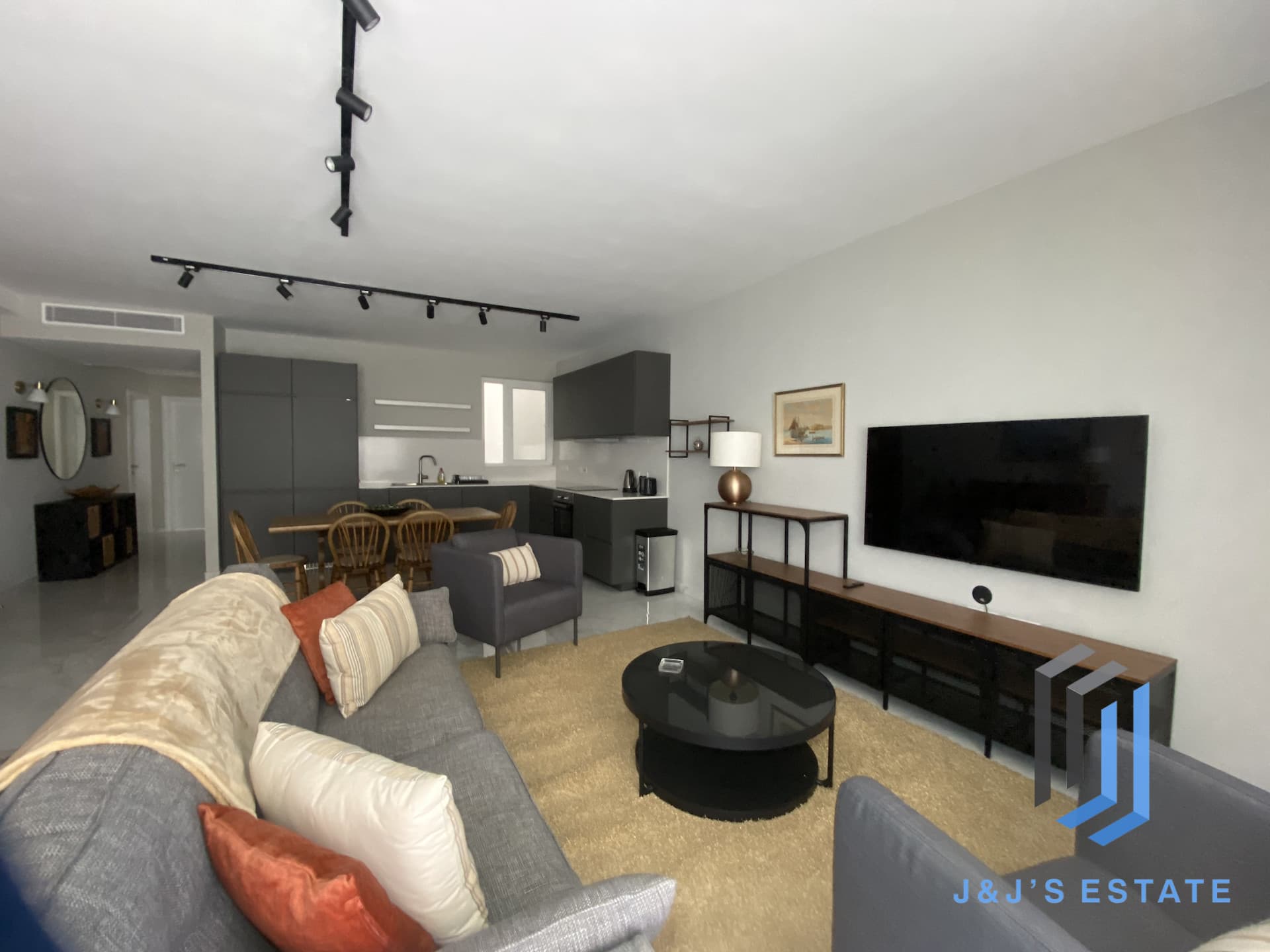 St. Julian’s Bright & Modern 3 Bedroom Apartment · 2