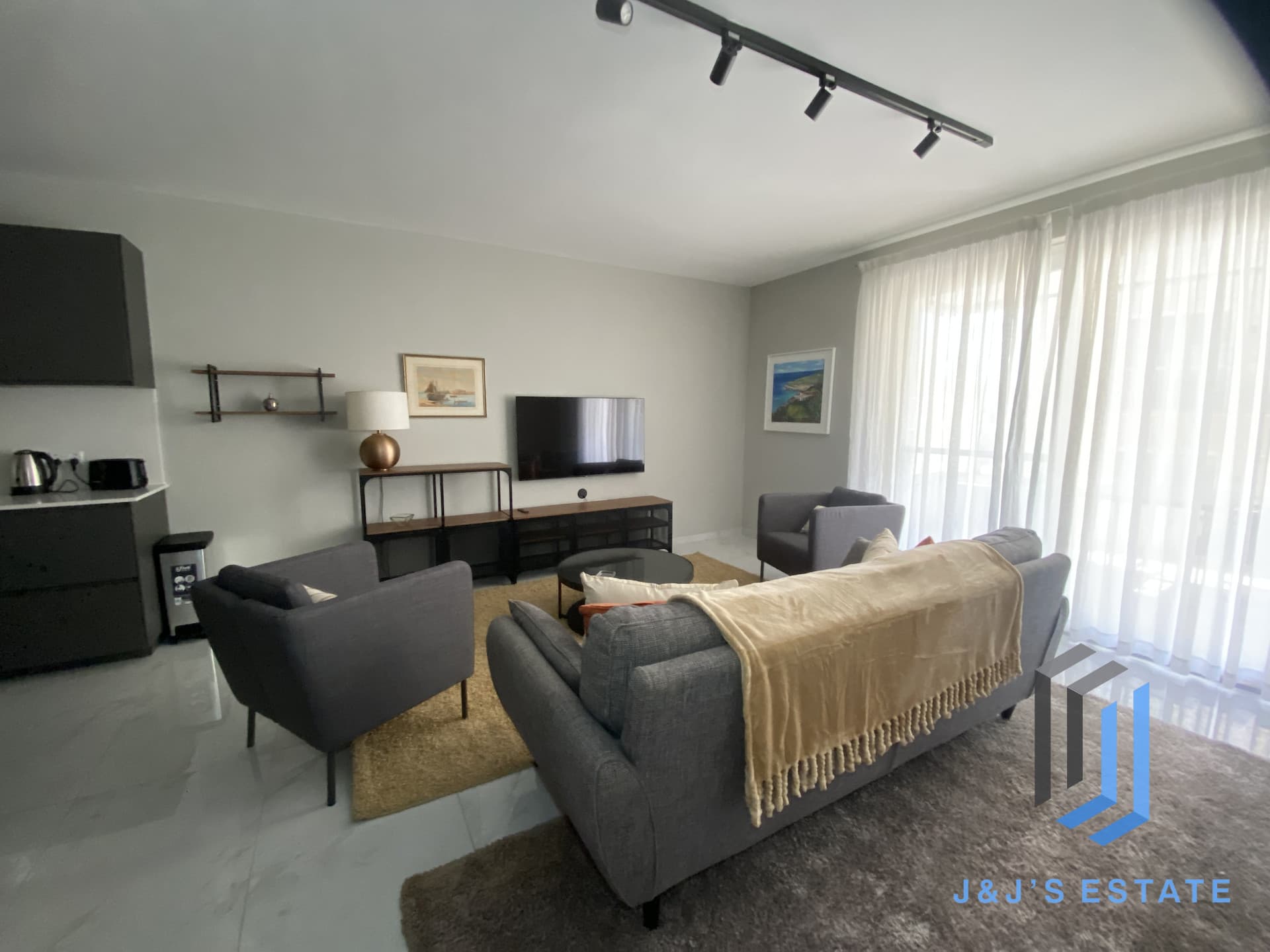 St. Julian’s Bright & Modern 3 Bedroom Apartment · 5