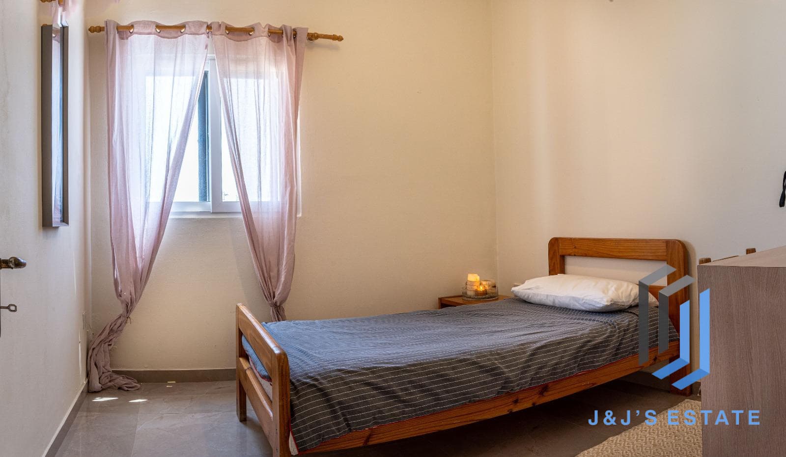 Spacious Furnished Three Bedroom Home in Ibragg Swieqi · 11