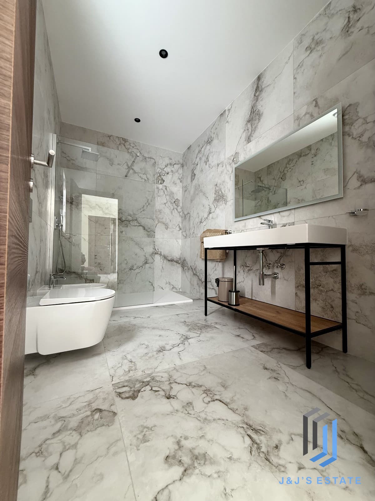Luxury 3 Bedroom Penthouse Prime Location by the Sea · 14