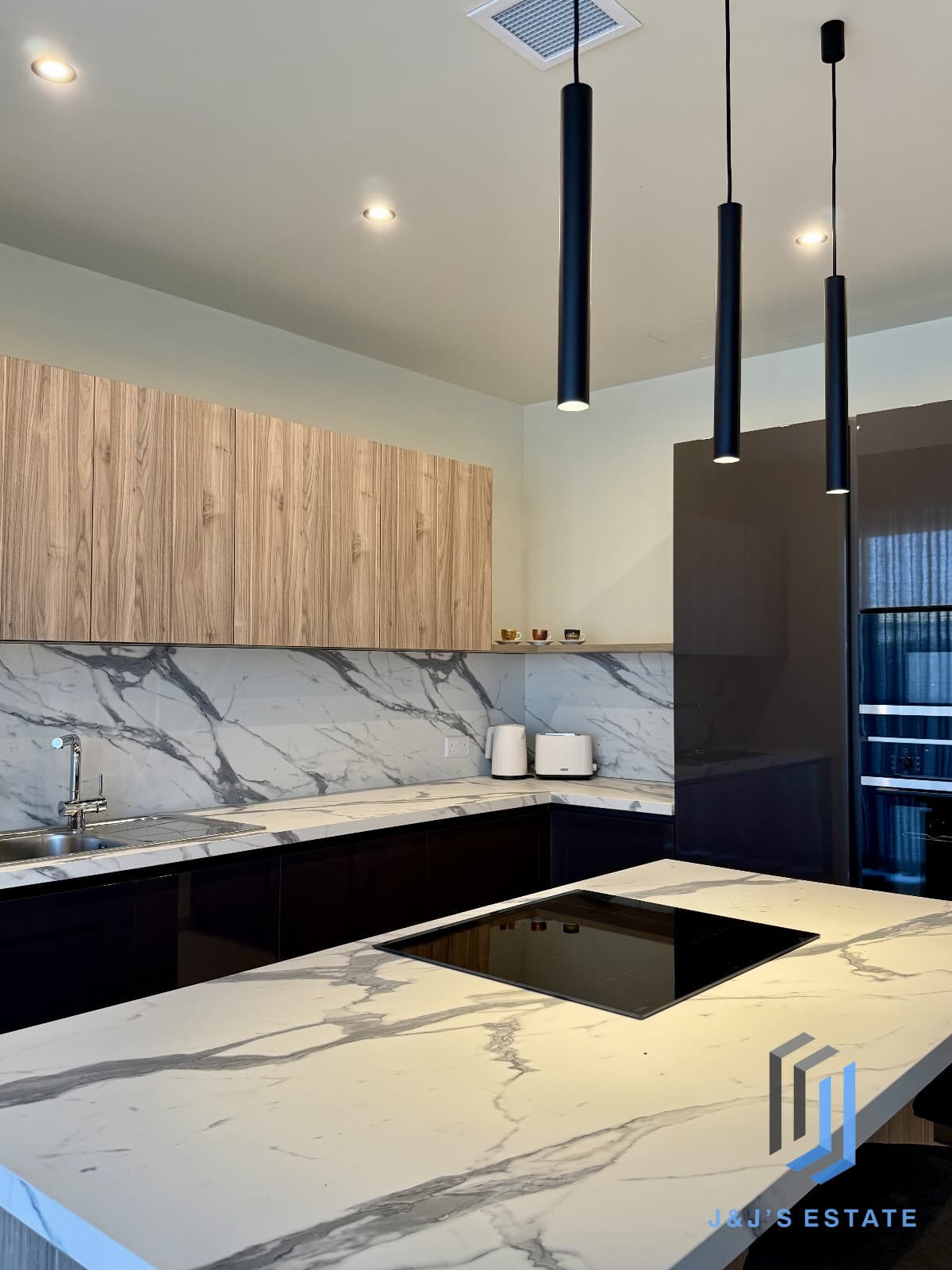 Luxury 3 Bedroom Penthouse Prime Location by the Sea · 12