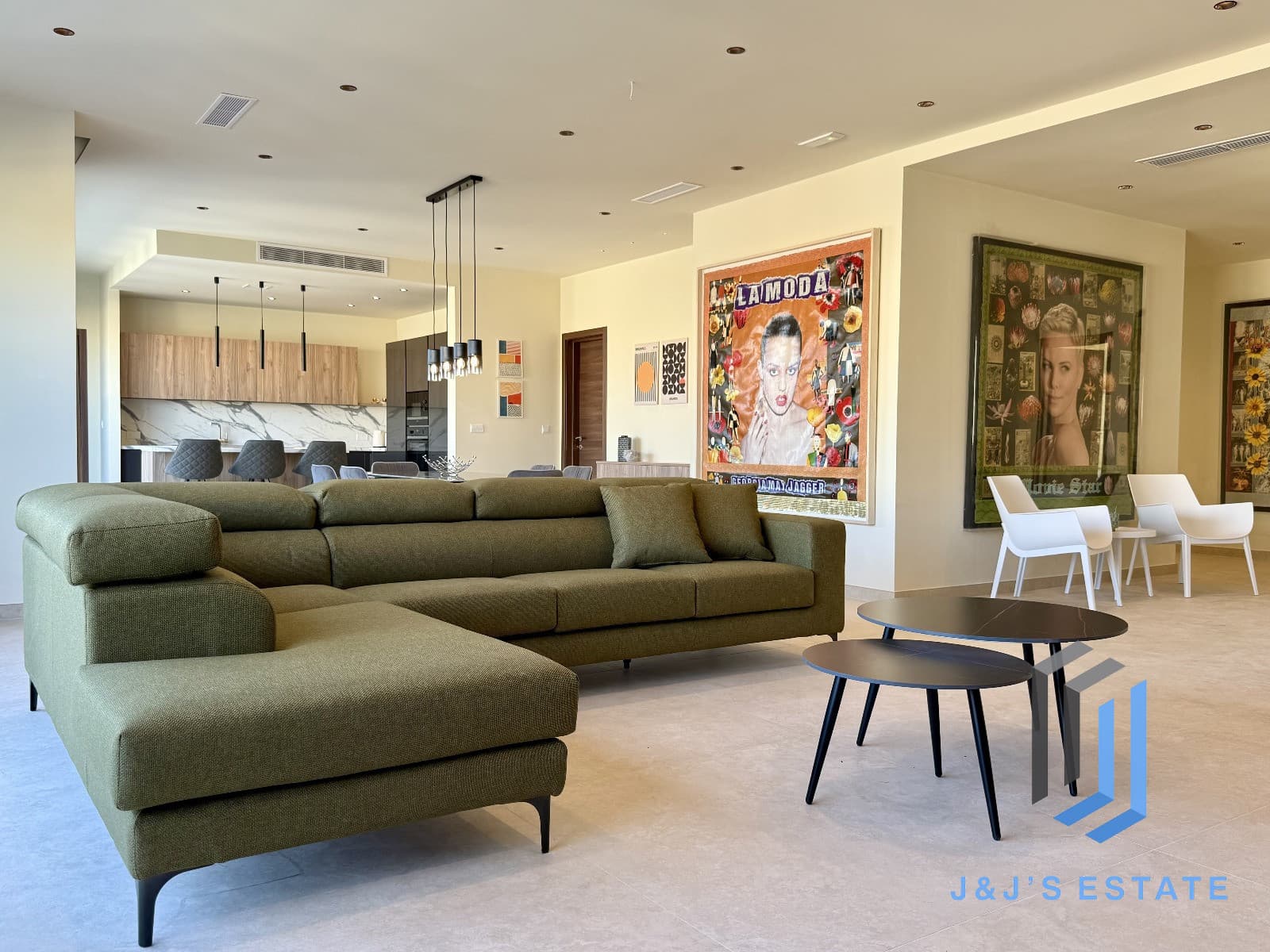 Luxury 3 Bedroom Penthouse Prime Location by the Sea · 1