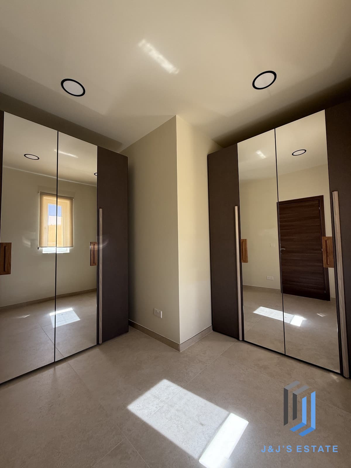 Luxury 3 Bedroom Penthouse Prime Location by the Sea · 18