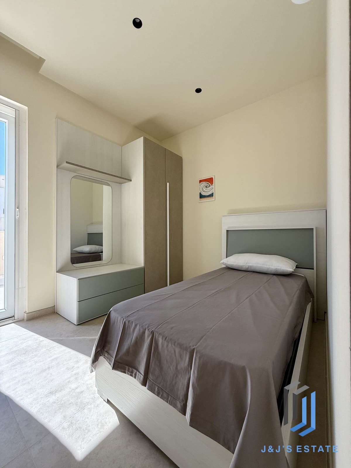 Luxury 3 Bedroom Penthouse Prime Location by the Sea · 16