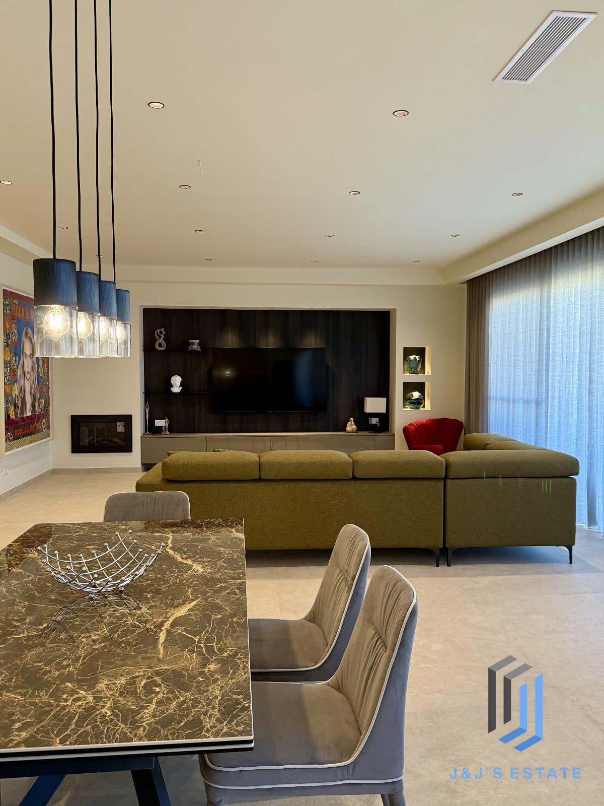 Luxury 3 Bedroom Penthouse Prime Location by the Sea · 2