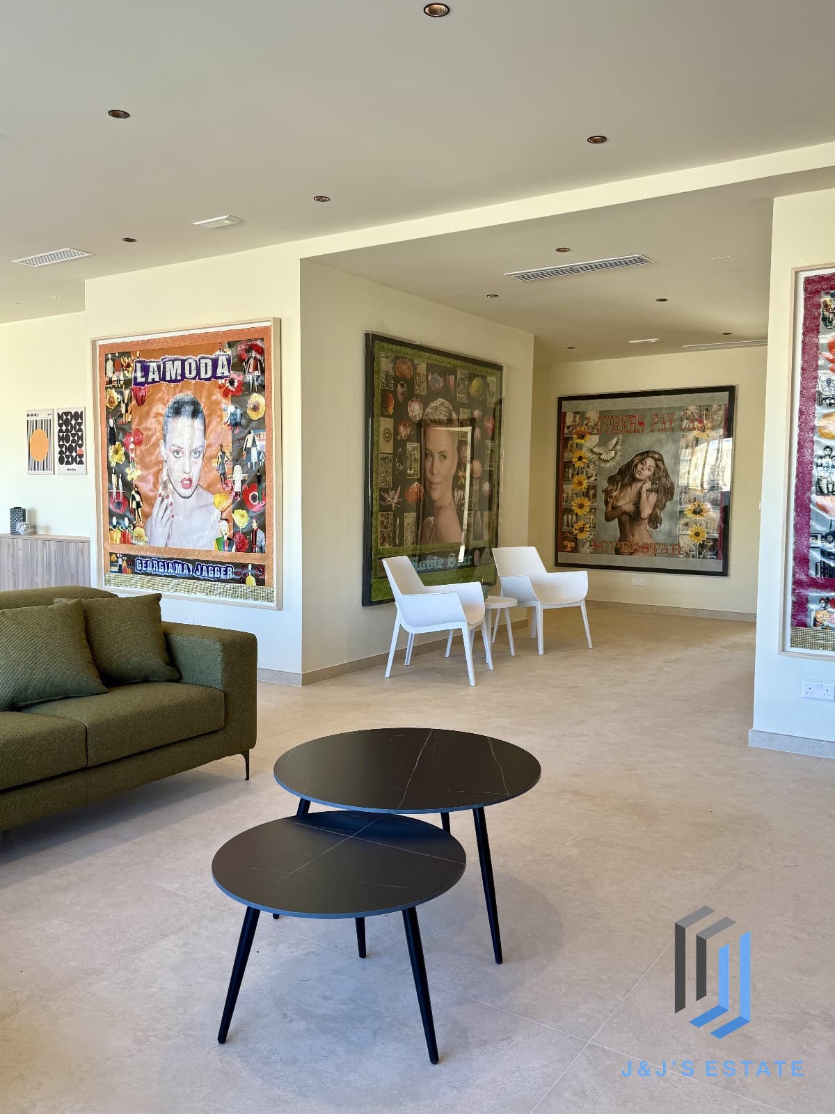 Luxury 3 Bedroom Penthouse Prime Location by the Sea · 3