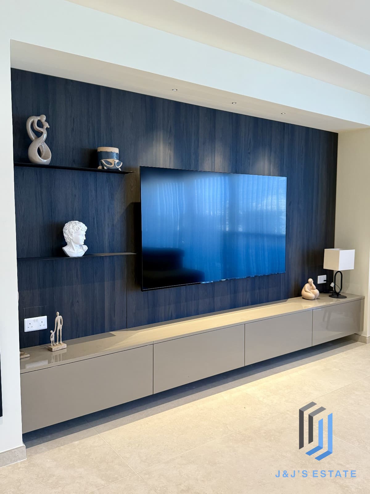 Luxury 3 Bedroom Penthouse Prime Location by the Sea · 8