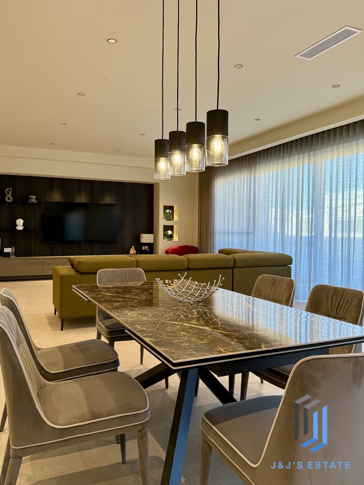Luxury 3 Bedroom Penthouse Prime Location by the Sea · 5