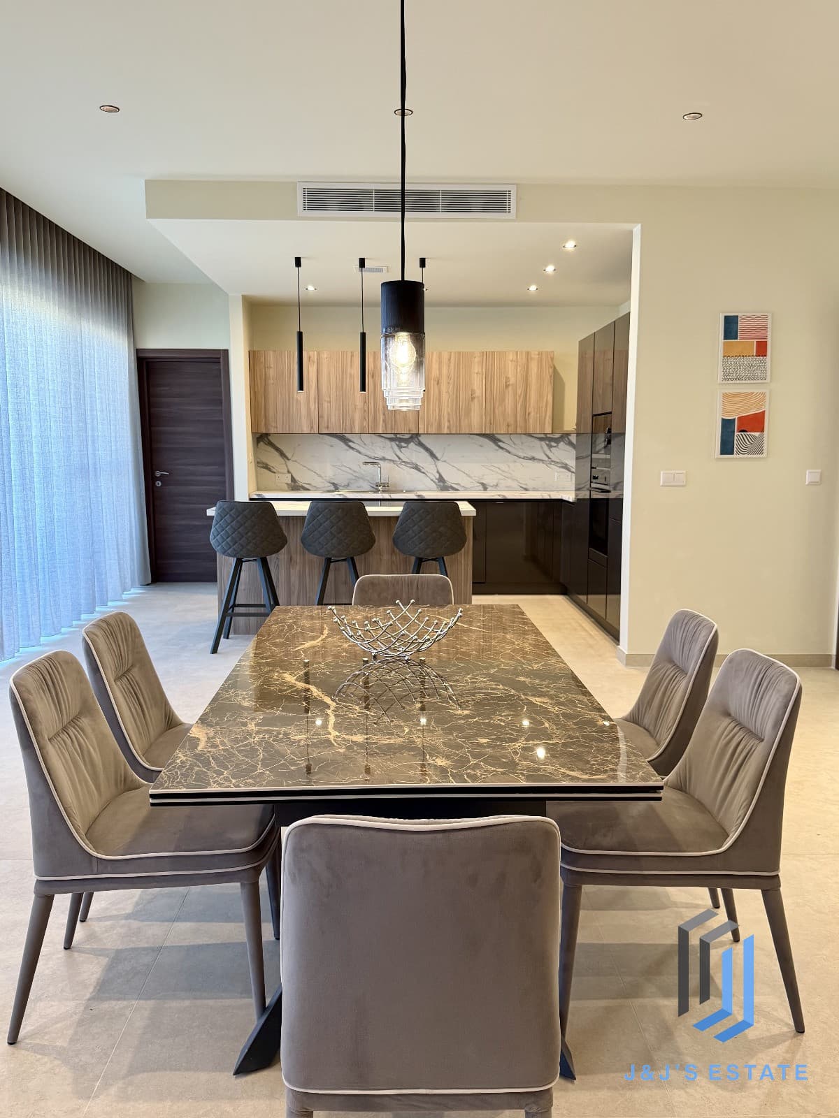 Luxury 3 Bedroom Penthouse Prime Location by the Sea · 11