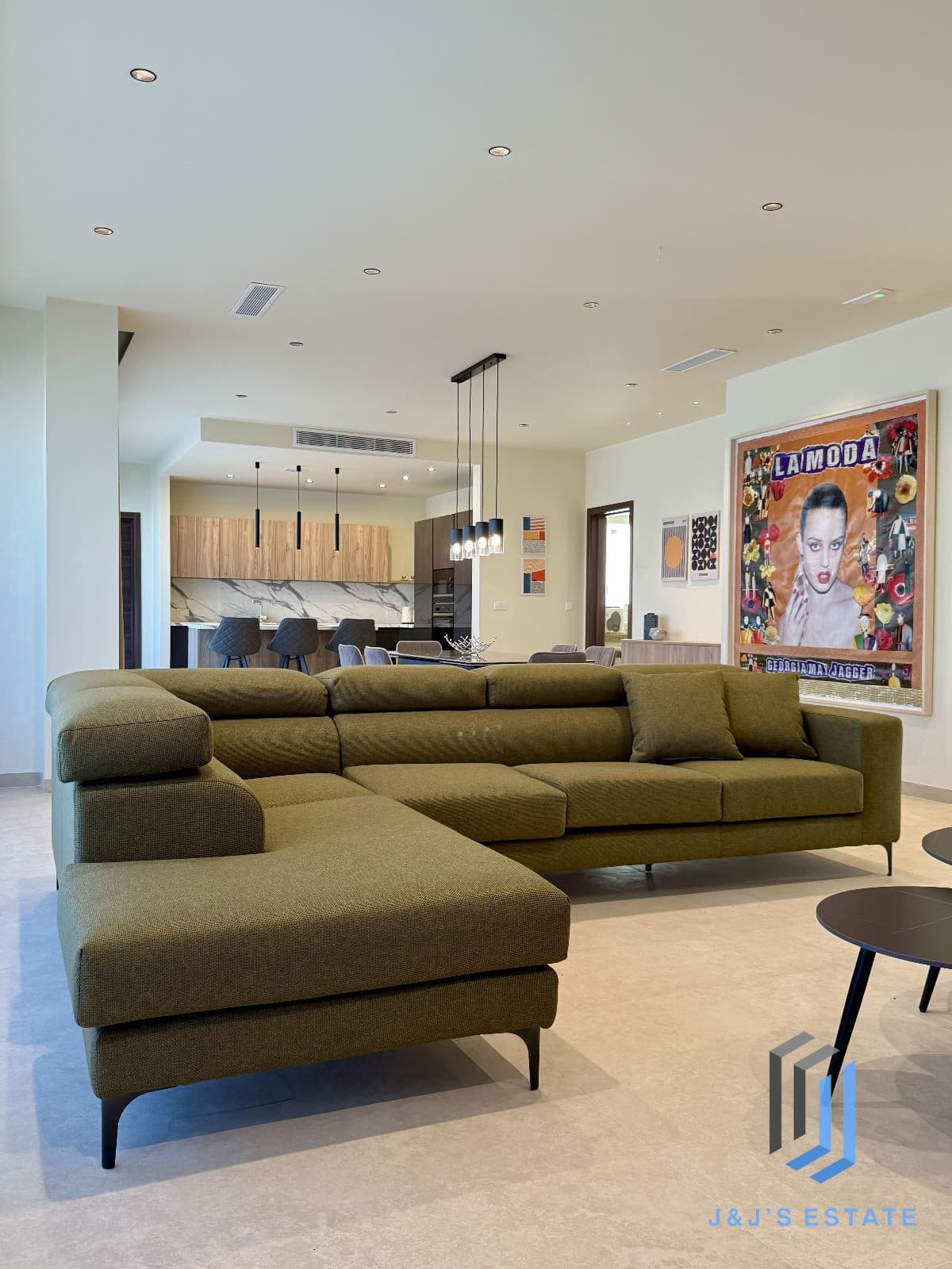 Luxury 3 Bedroom Penthouse Prime Location by the Sea · 4