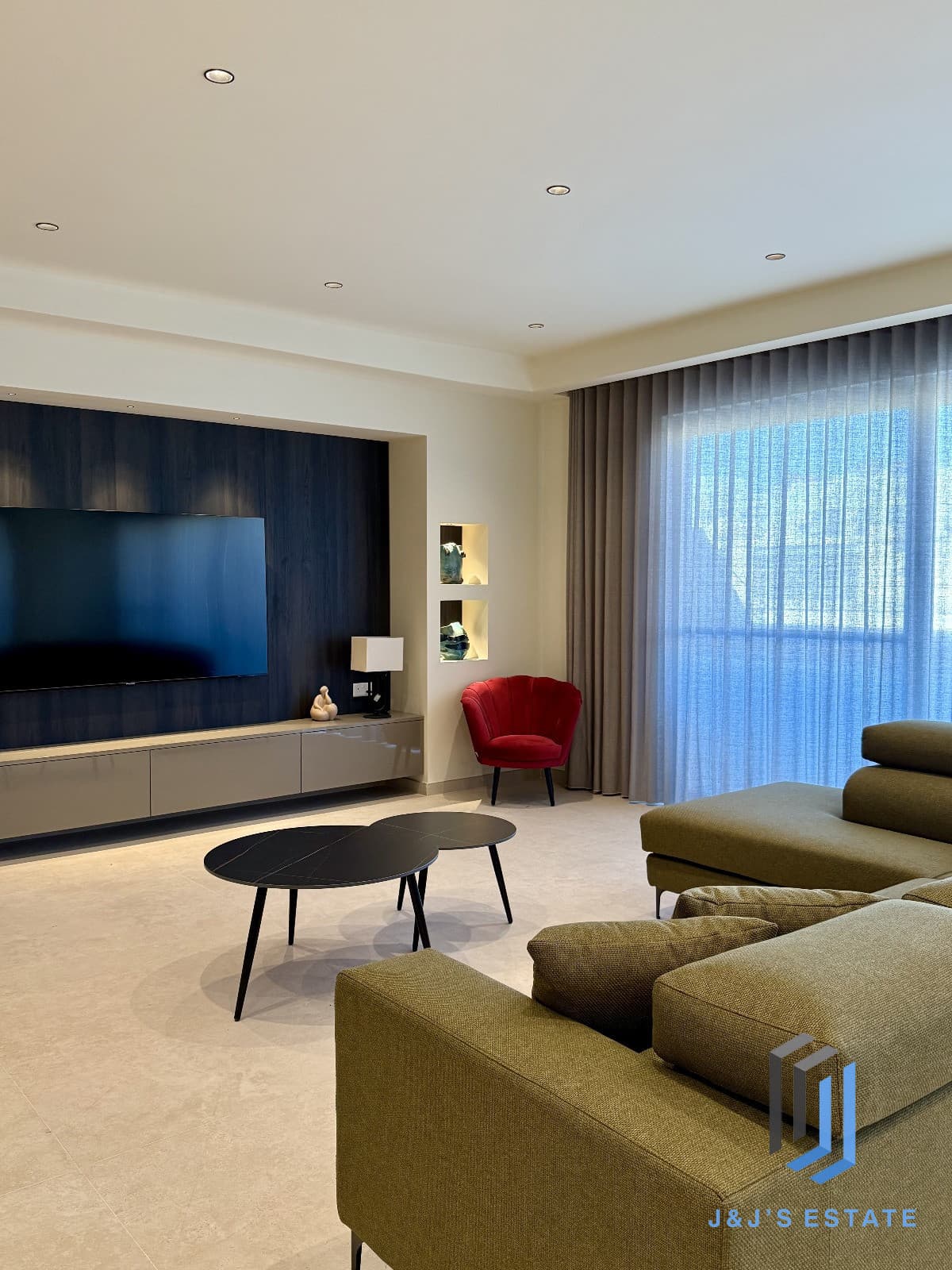 Luxury 3 Bedroom Penthouse Prime Location by the Sea · 6
