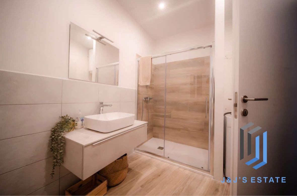 Fully Furnished Two Bedroom Apartment in Seaside Kalkara · 5