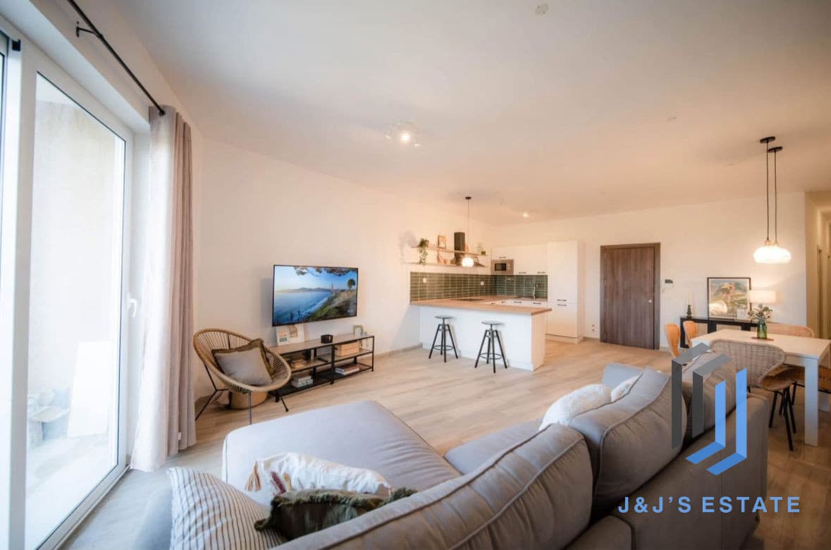 Fully Furnished Two Bedroom Apartment in Seaside Kalkara · 2