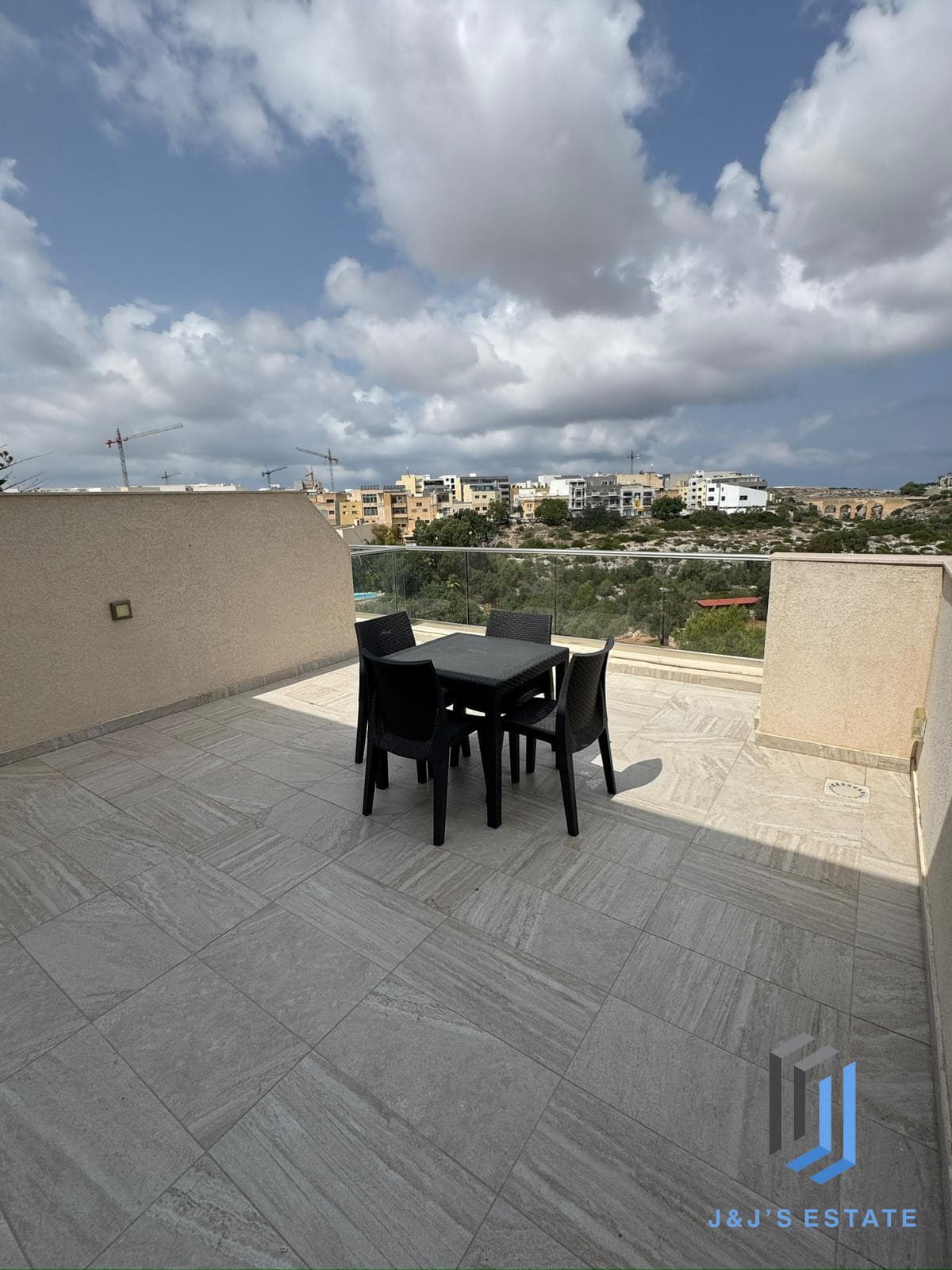 Modern Furnished Two Bedroom Penthouse in Central Mosta