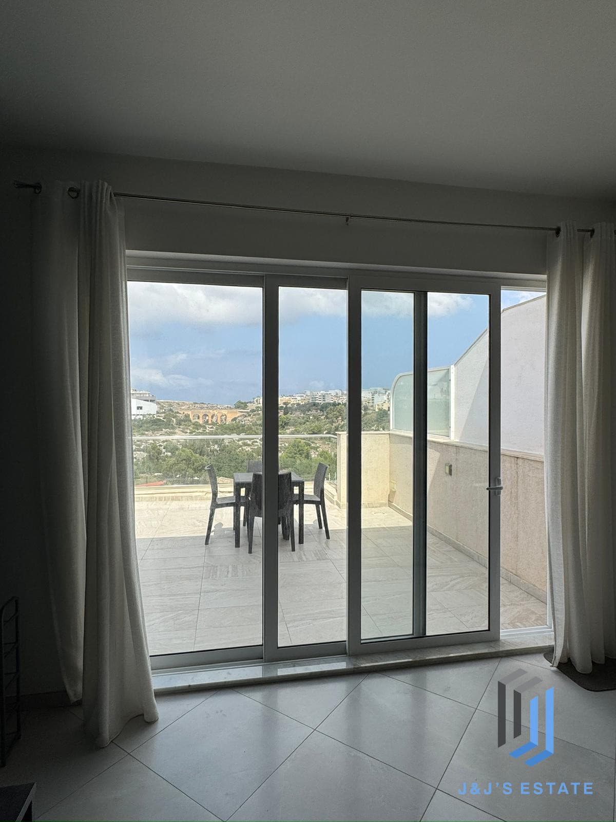 Modern Furnished Two Bedroom Penthouse in Central Mosta · 2