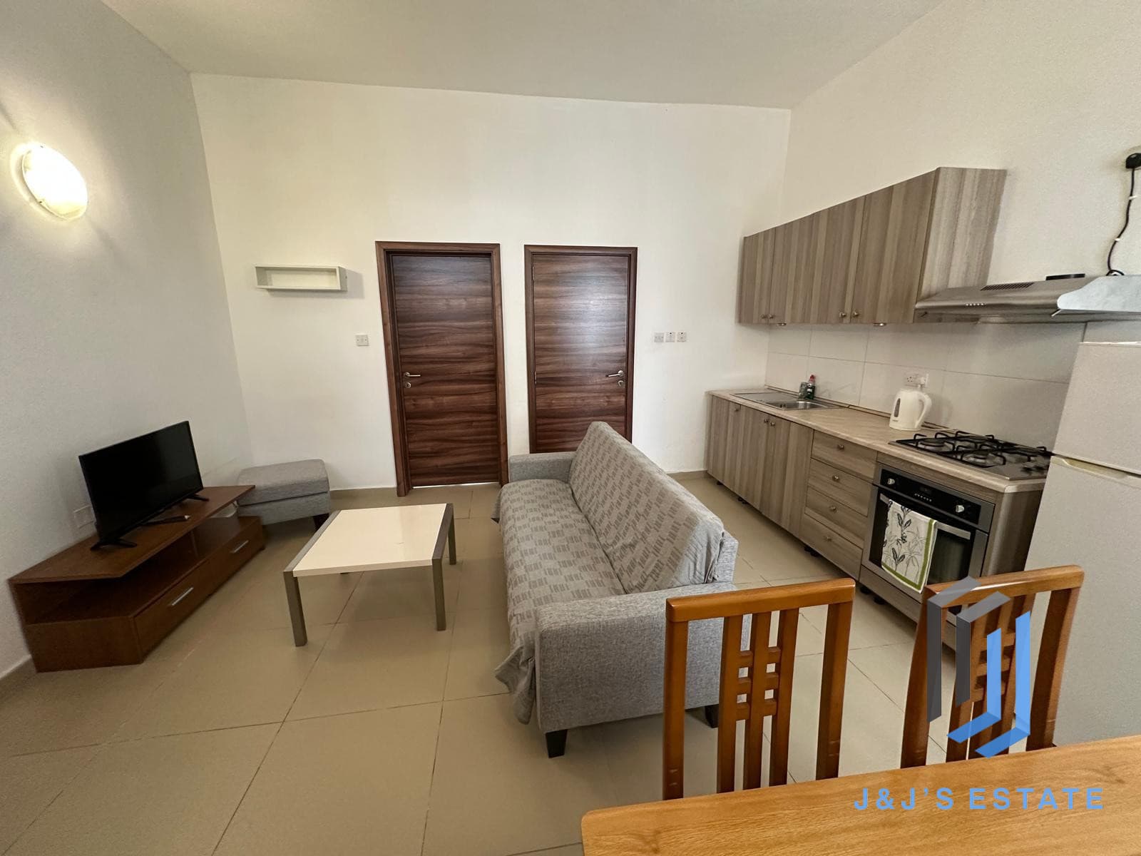 Fully Furnished 2 Bedroom Maisonette