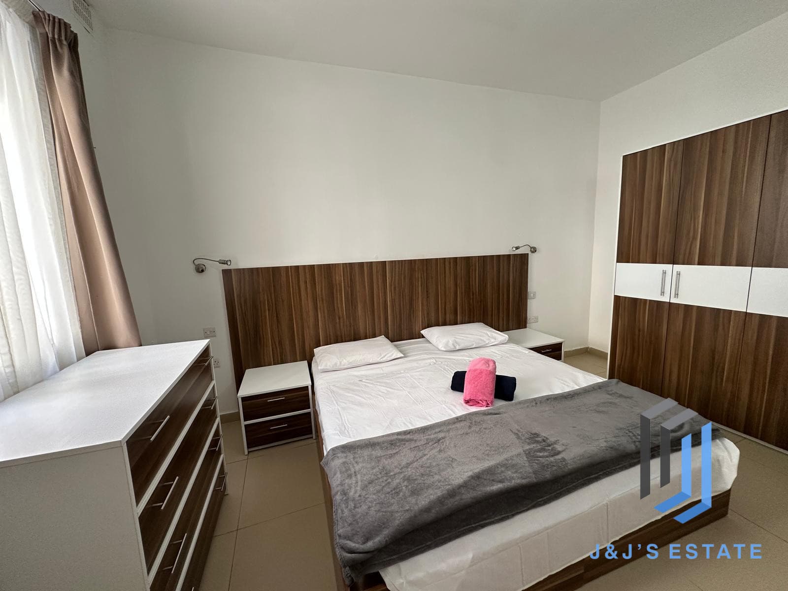 Fully Furnished 2 Bedroom Maisonette · 10