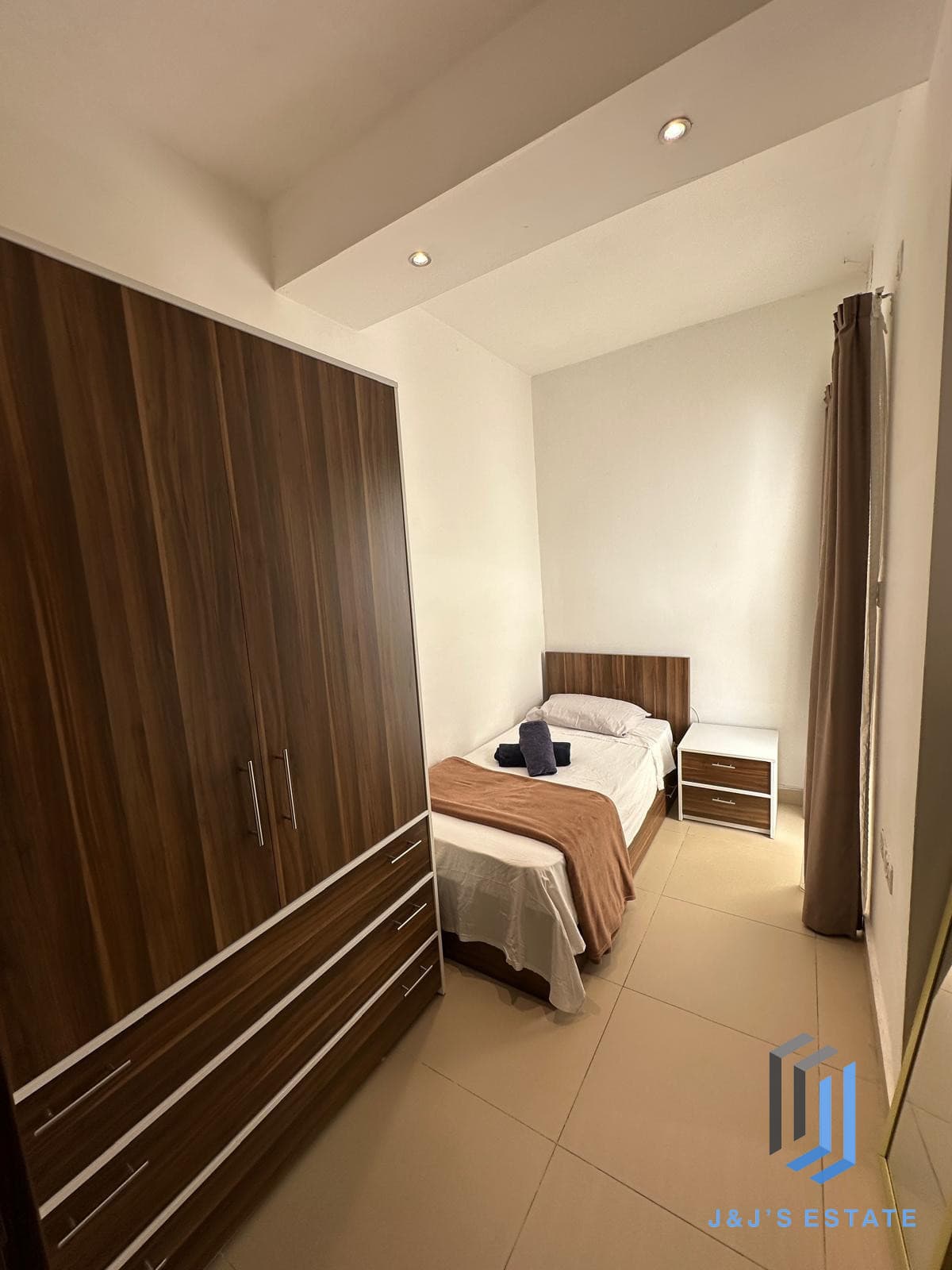 Fully Furnished 2 Bedroom Maisonette · 8