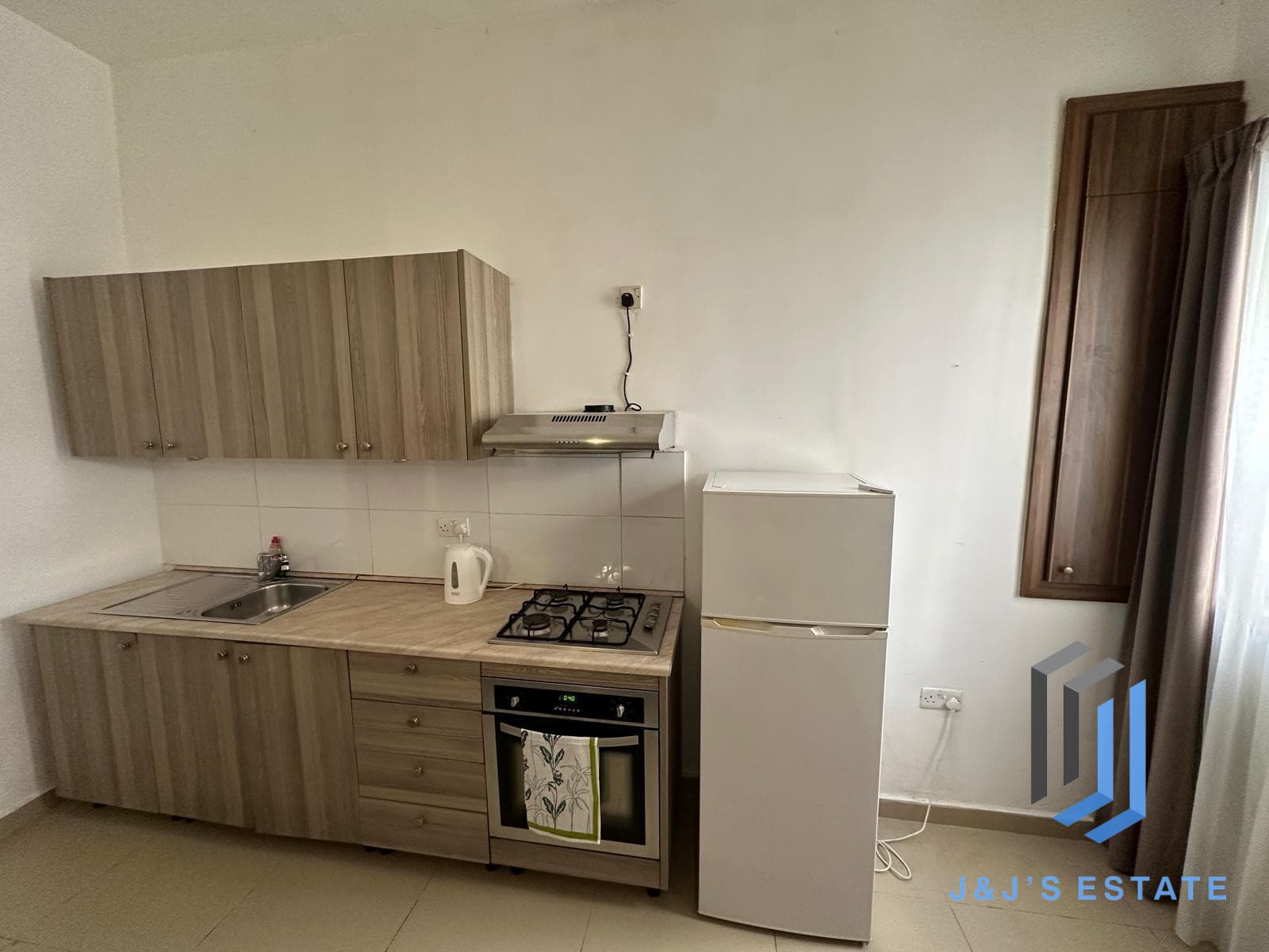 Fully Furnished 2 Bedroom Maisonette · 4