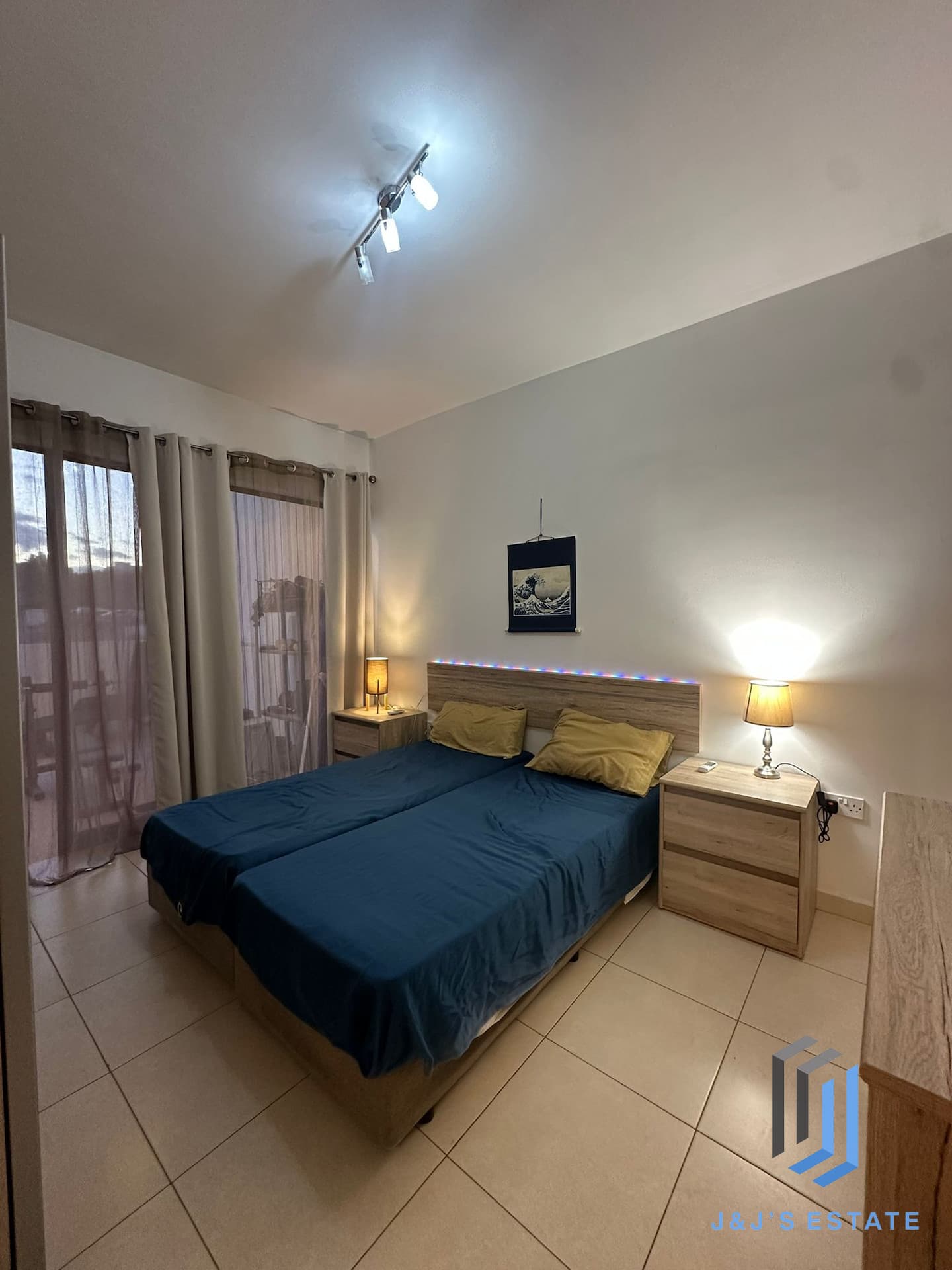 Fully furnished two‑bedroom penthouse with terrace in Msida · 10