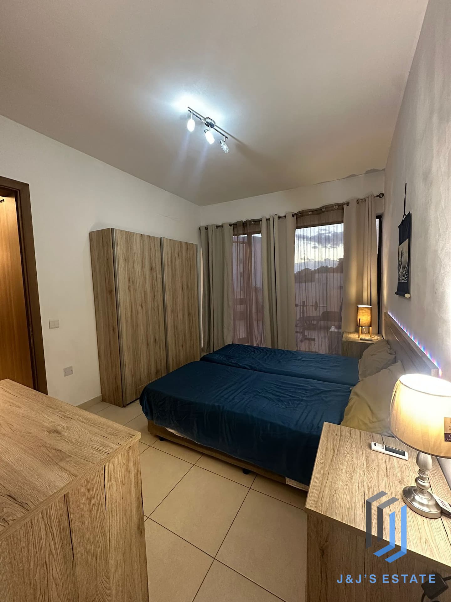 Fully furnished two‑bedroom penthouse with terrace in Msida · 11