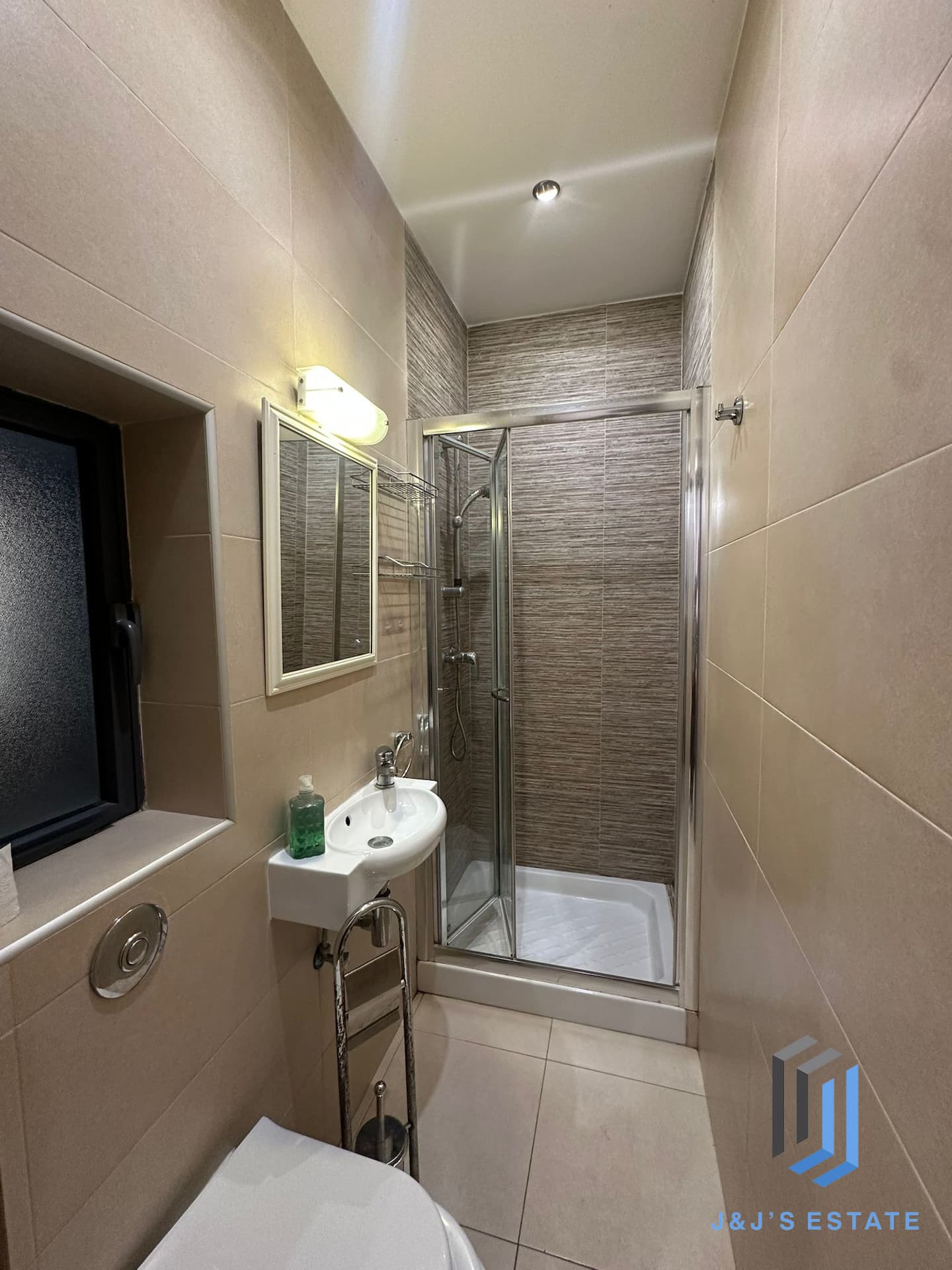 Fully furnished two‑bedroom penthouse with terrace in Msida · 17