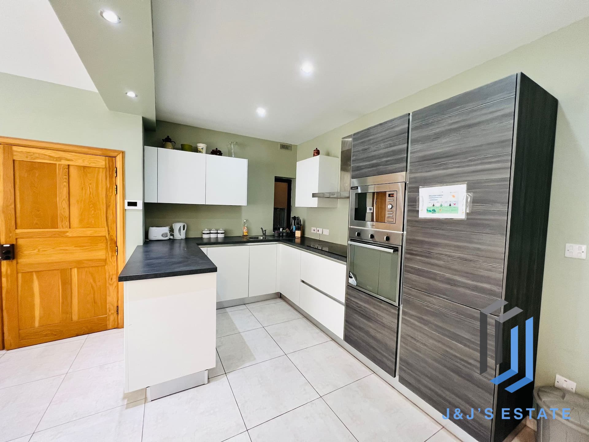 Fully Furnished Three Bedroom Apartment in Swieqi Central · 4
