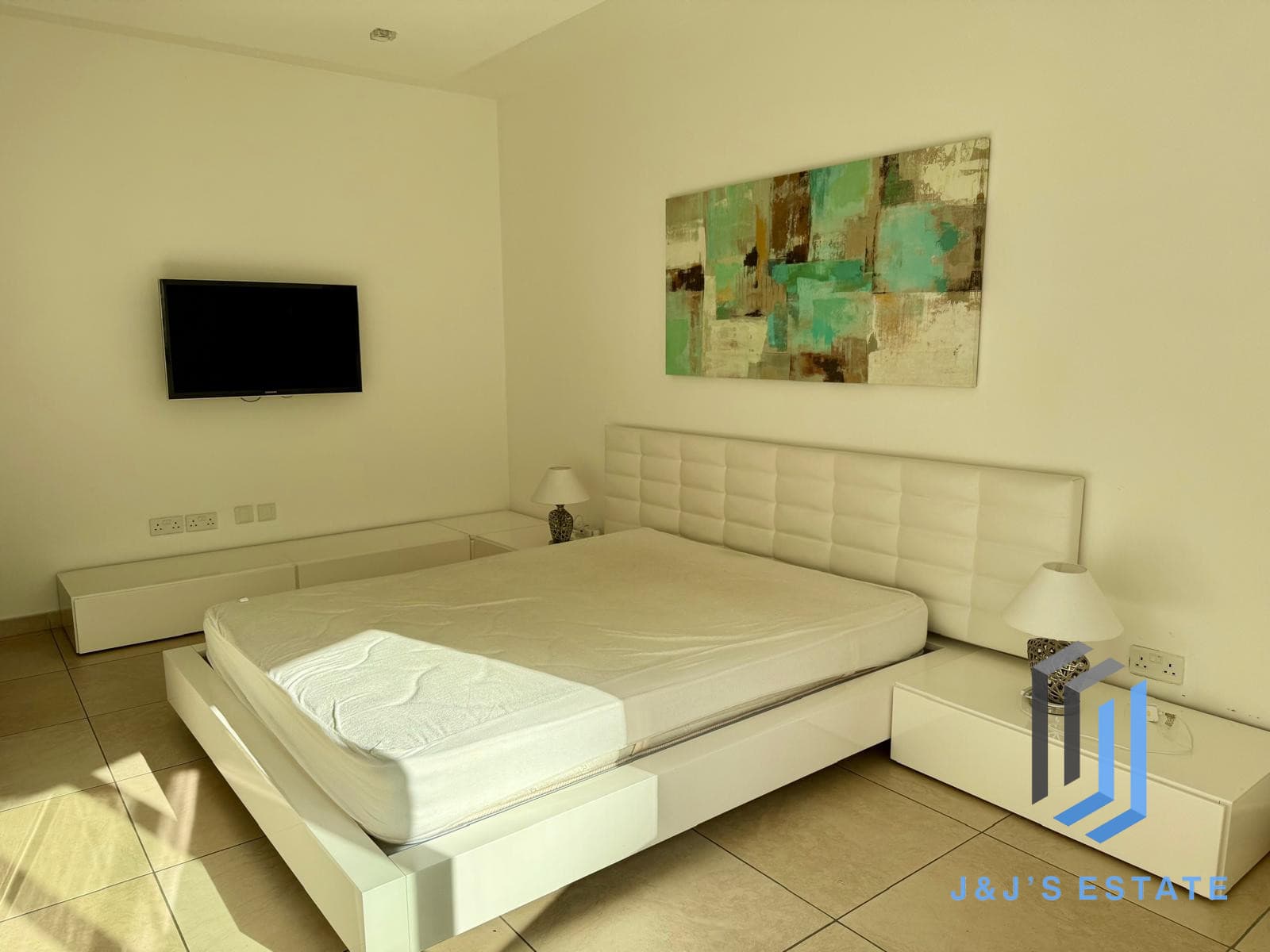 Spacious Furnished Sliema Apartment with Pool Access · 4
