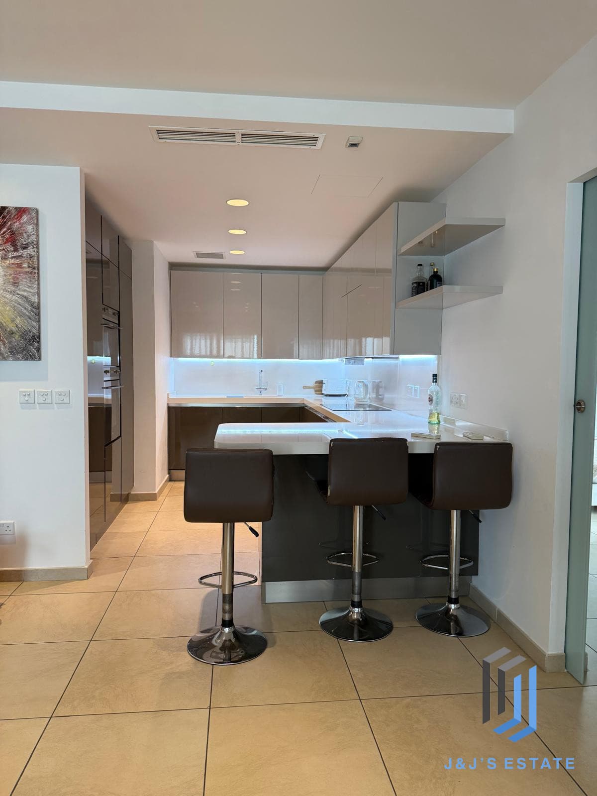 Spacious Furnished Sliema Apartment with Pool Access · 10