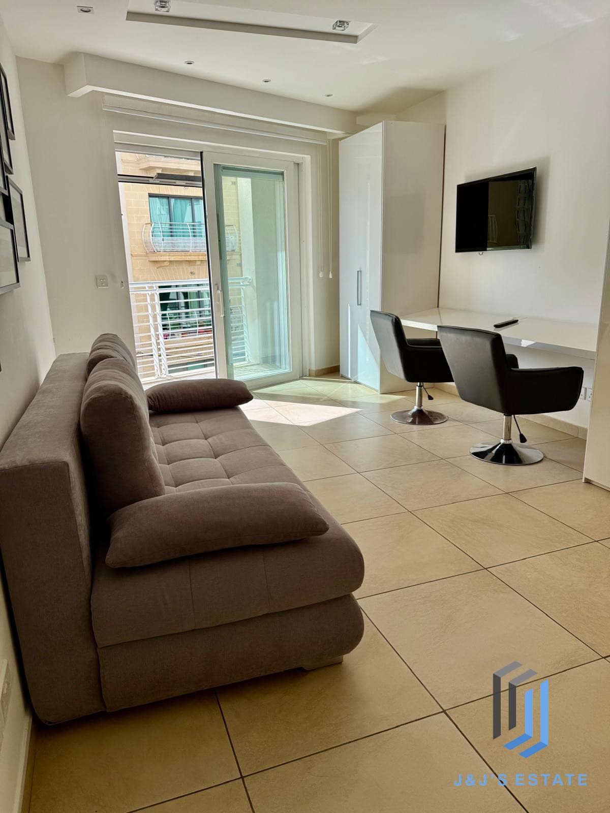 Spacious Furnished Sliema Apartment with Pool Access · 3