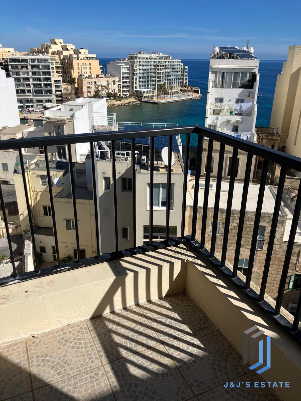 Fully furnished penthouse apartment in St Julians · 4