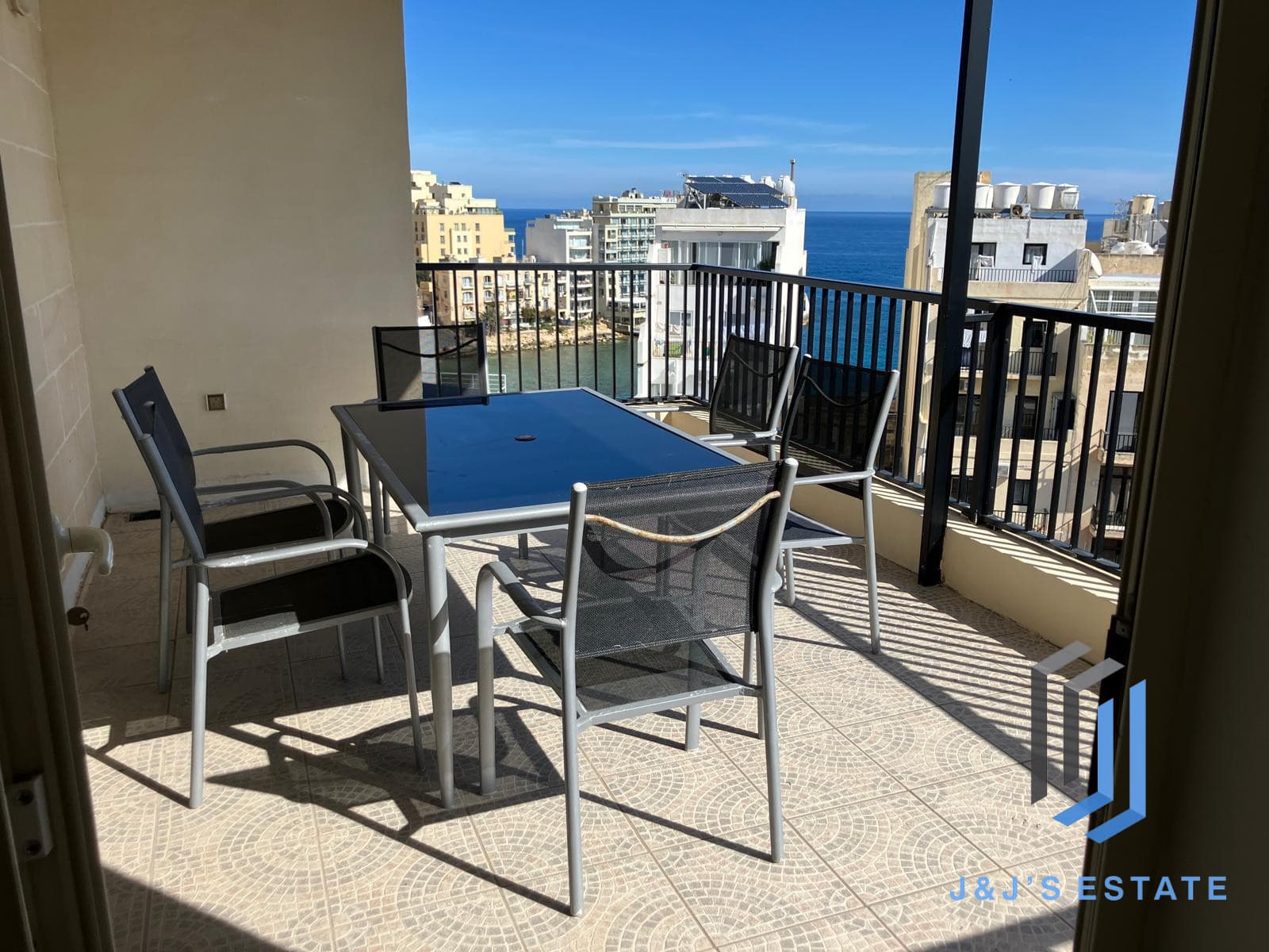 Fully furnished penthouse apartment in St Julians · 1