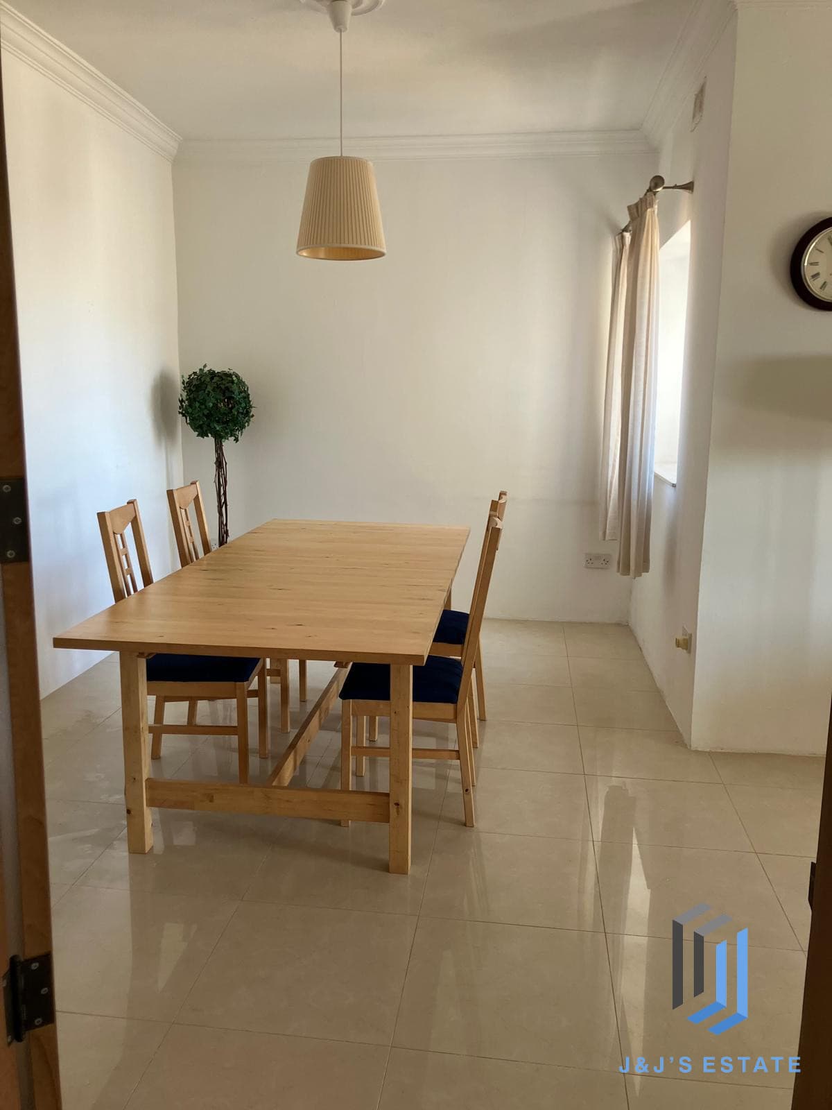 Fully furnished penthouse apartment in St Julians · 10