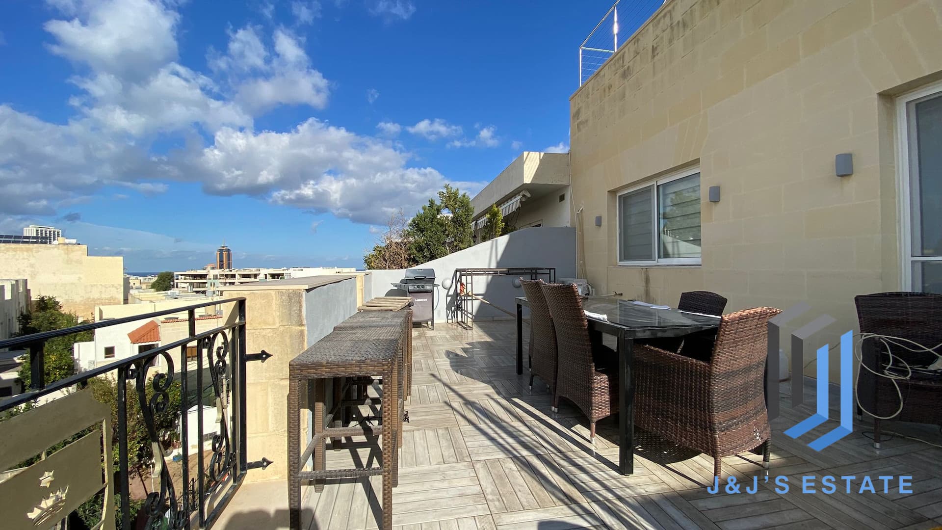 Modern Penthouse With Pool in Lively St Julians · 3