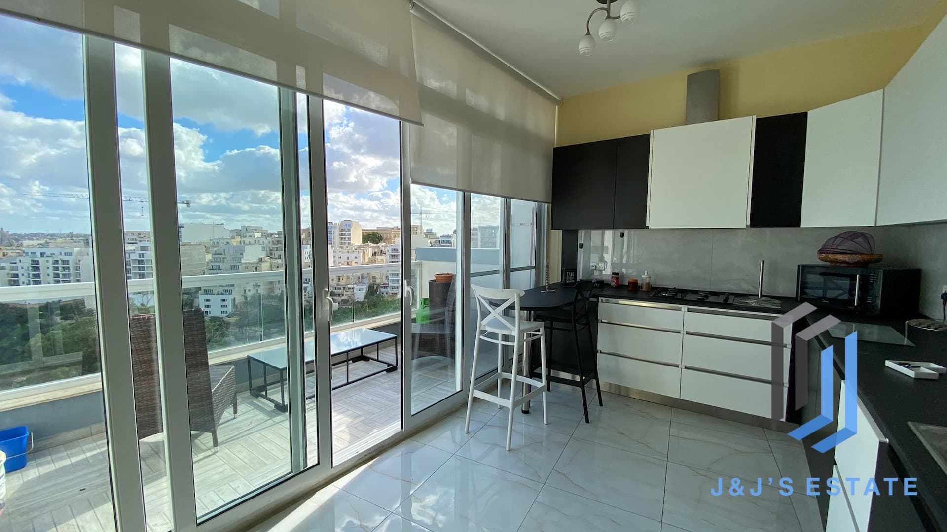 Modern Penthouse With Pool in Lively St Julians · 2