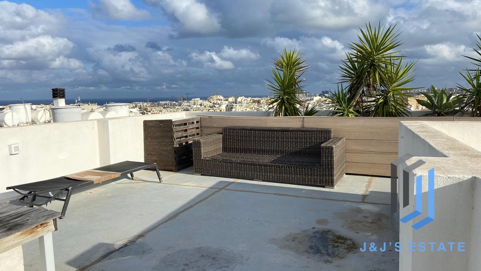 Modern Penthouse With Pool in Lively St Julians · 4