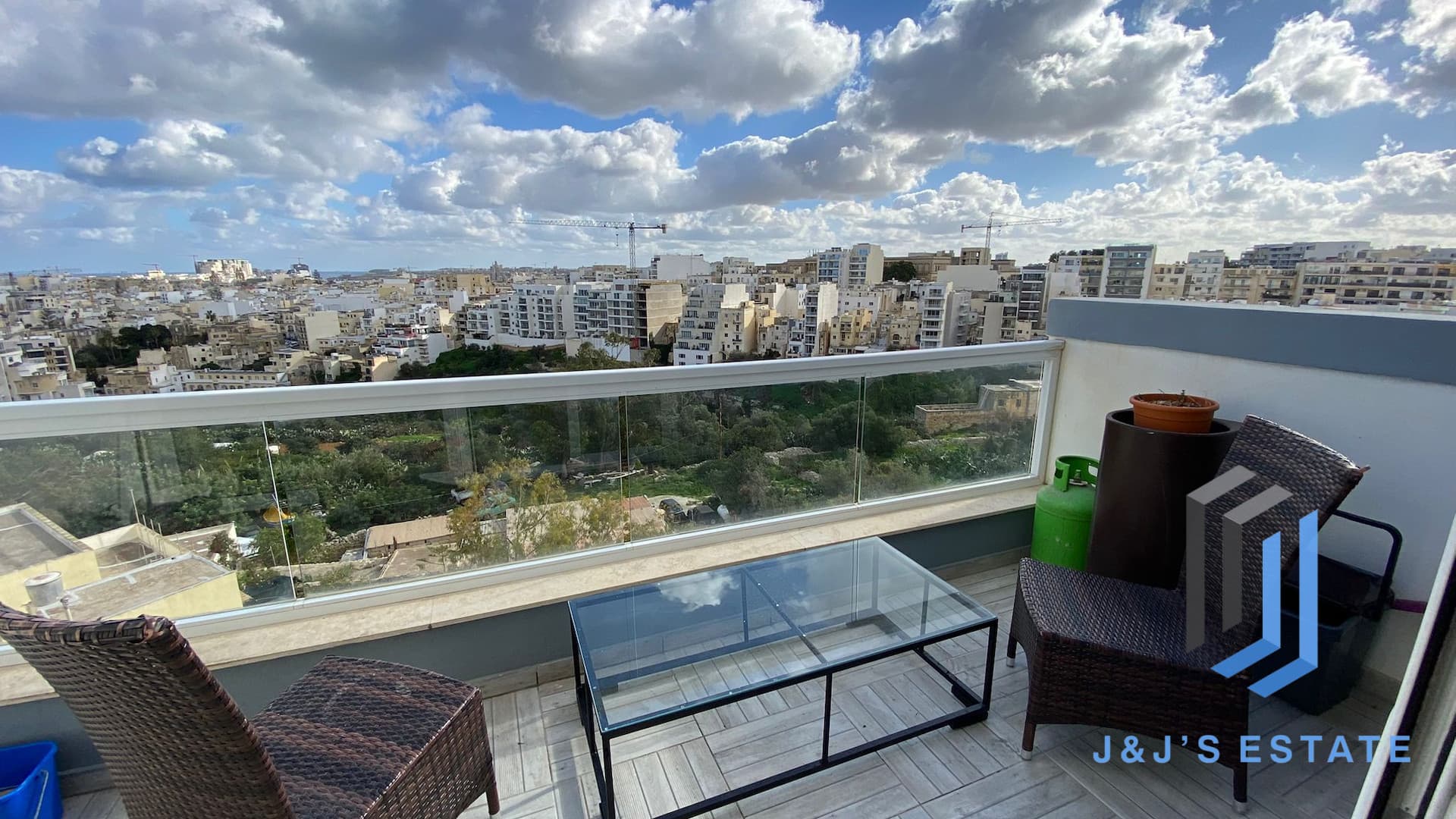 Modern Penthouse With Pool in Lively St Julians · 1