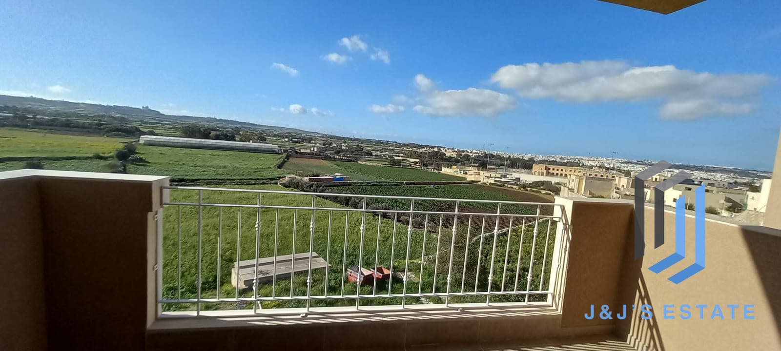Fully furnished three-bedroom apartment in Zebbug · 3