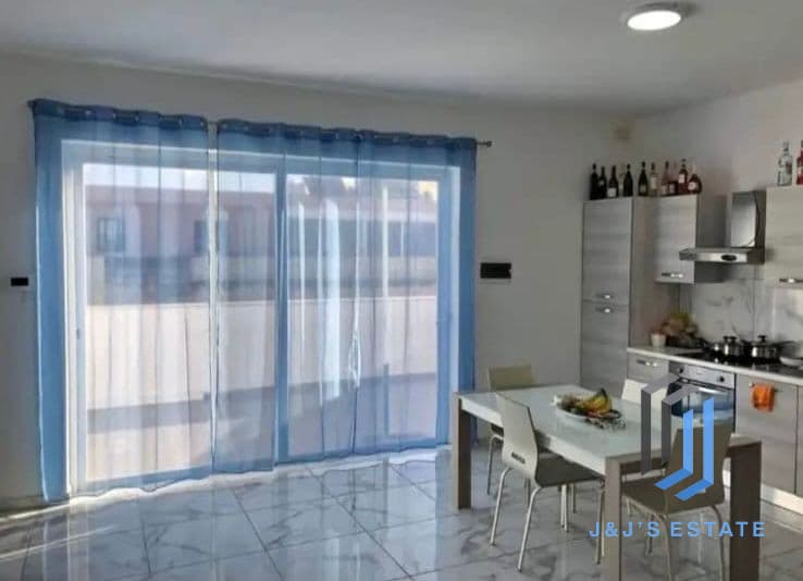 Fully Furnished Penthouse Apartment in Central San Gwann · 4
