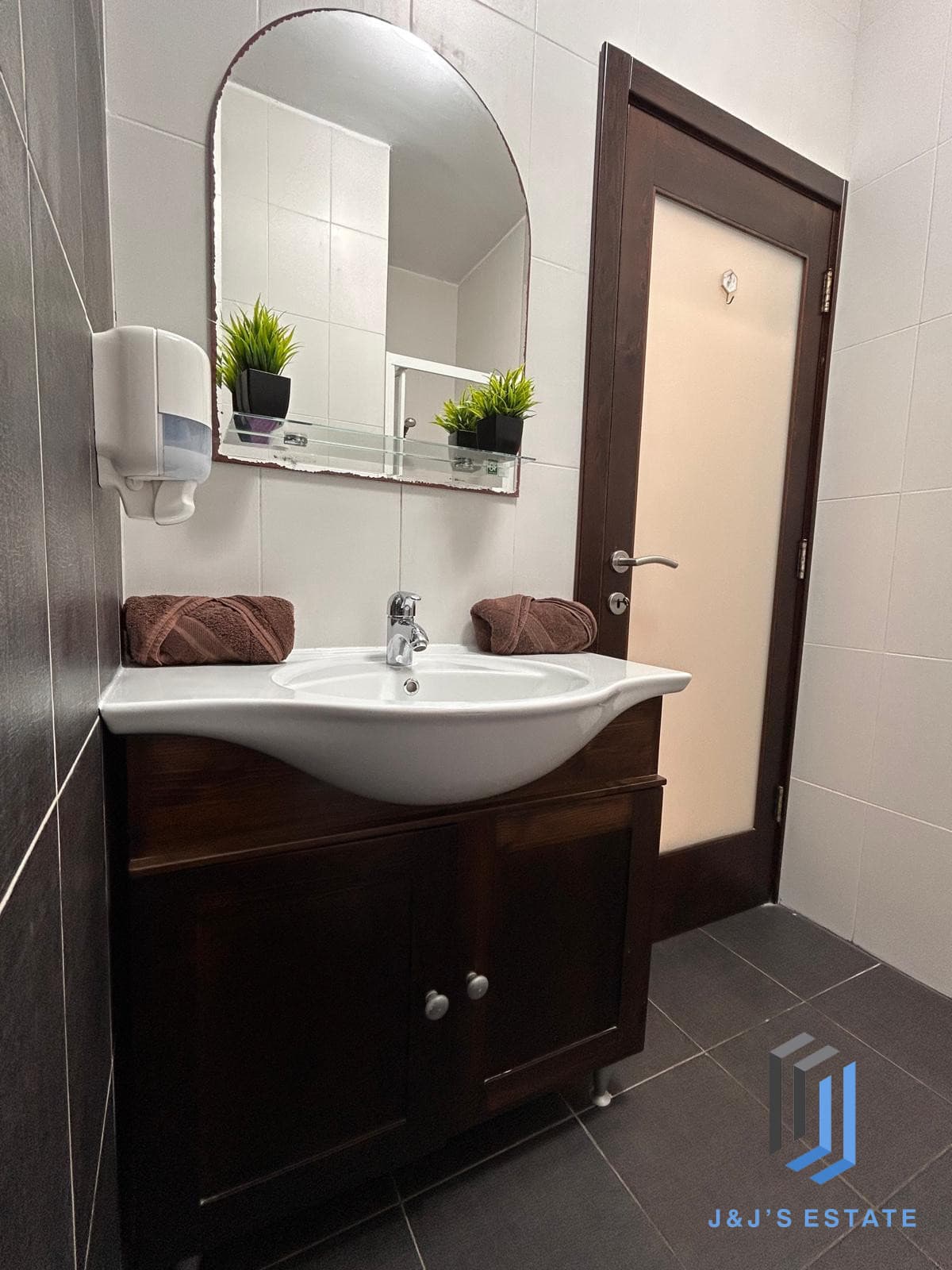 Spacious 2 Bedroom Apartment for Rent in Vibrant Gzira Area · 39