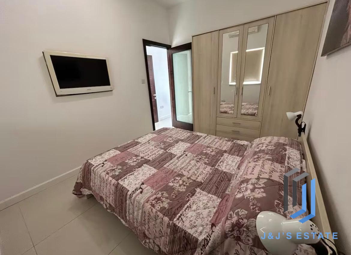 Spacious Gzira 1 Bedroom Penthouse for Rent · 13