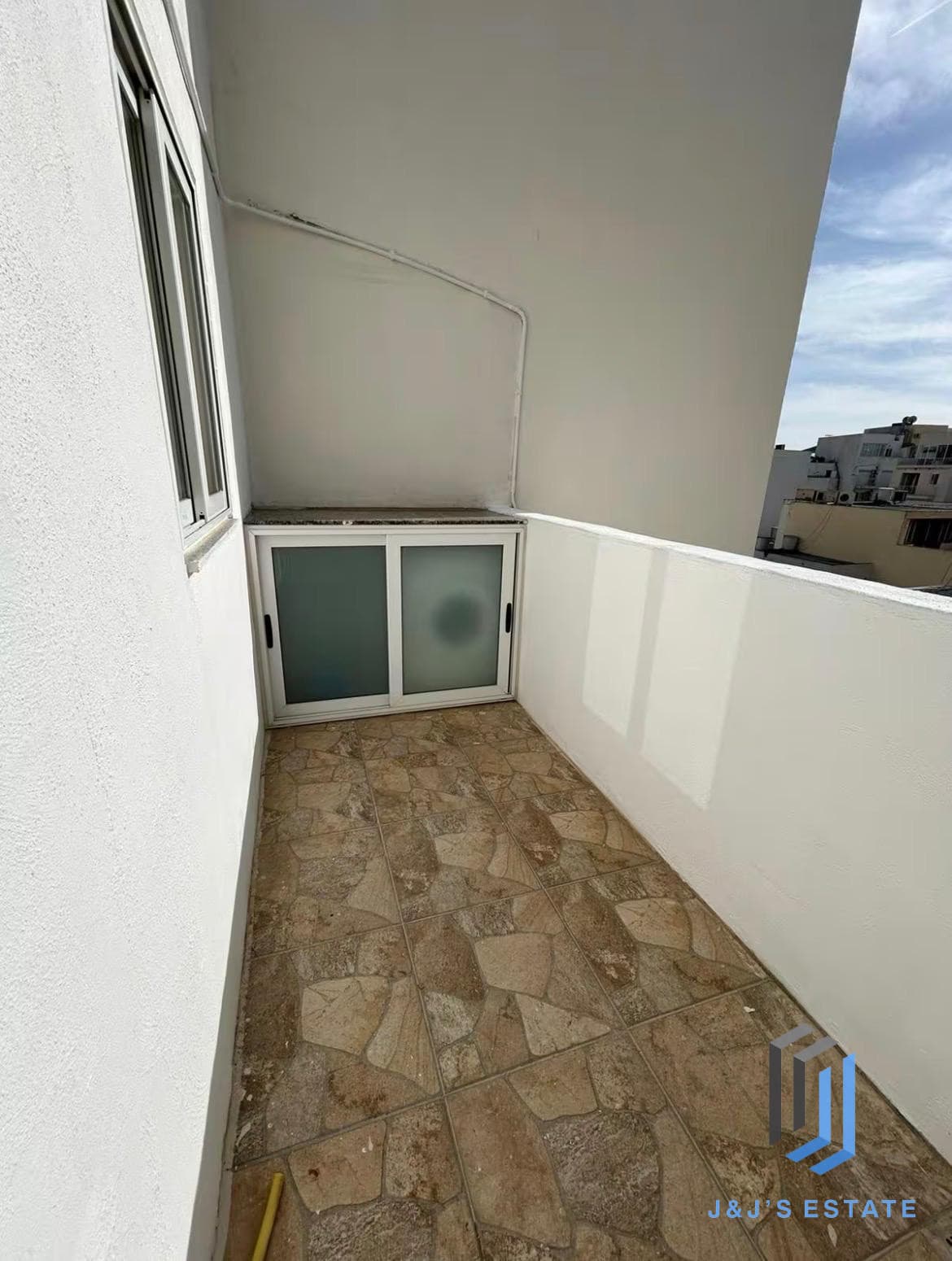 Spacious Gzira 1 Bedroom Penthouse for Rent · 16