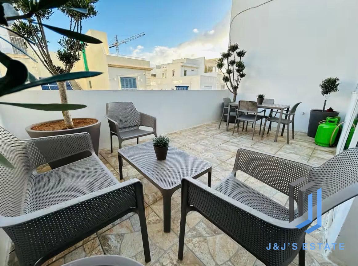 Spacious Gzira 1 Bedroom Penthouse for Rent · 4