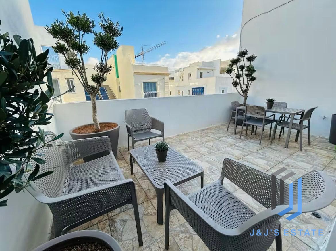 Spacious Gzira 1 Bedroom Penthouse for Rent · 5