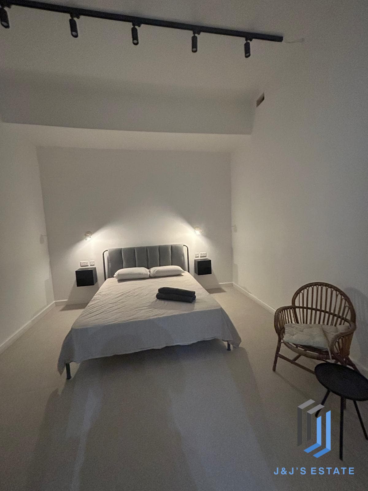Modern One Bedroom Semi Basement Apartment in Valletta · 4