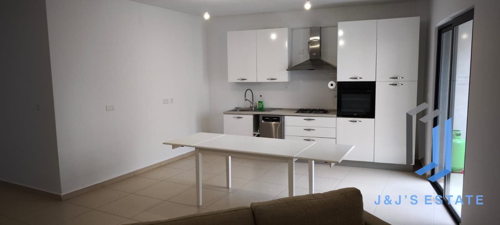 Spacious Three Bedroom Apartment in Peaceful Zurrieq Airport Area · 3