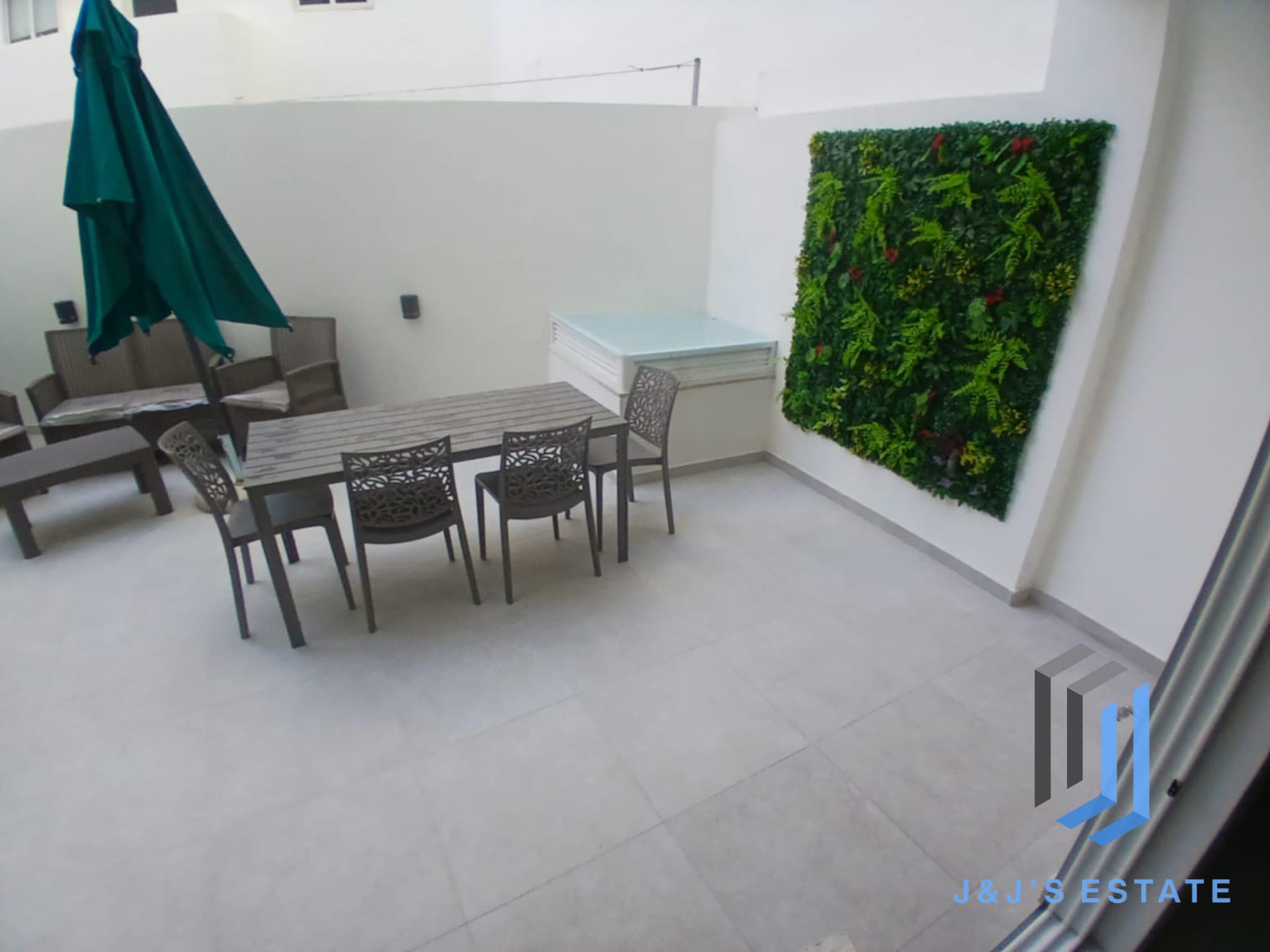 Spacious Two Bedroom Apartment in Vibrant Gzira Sliema · 9