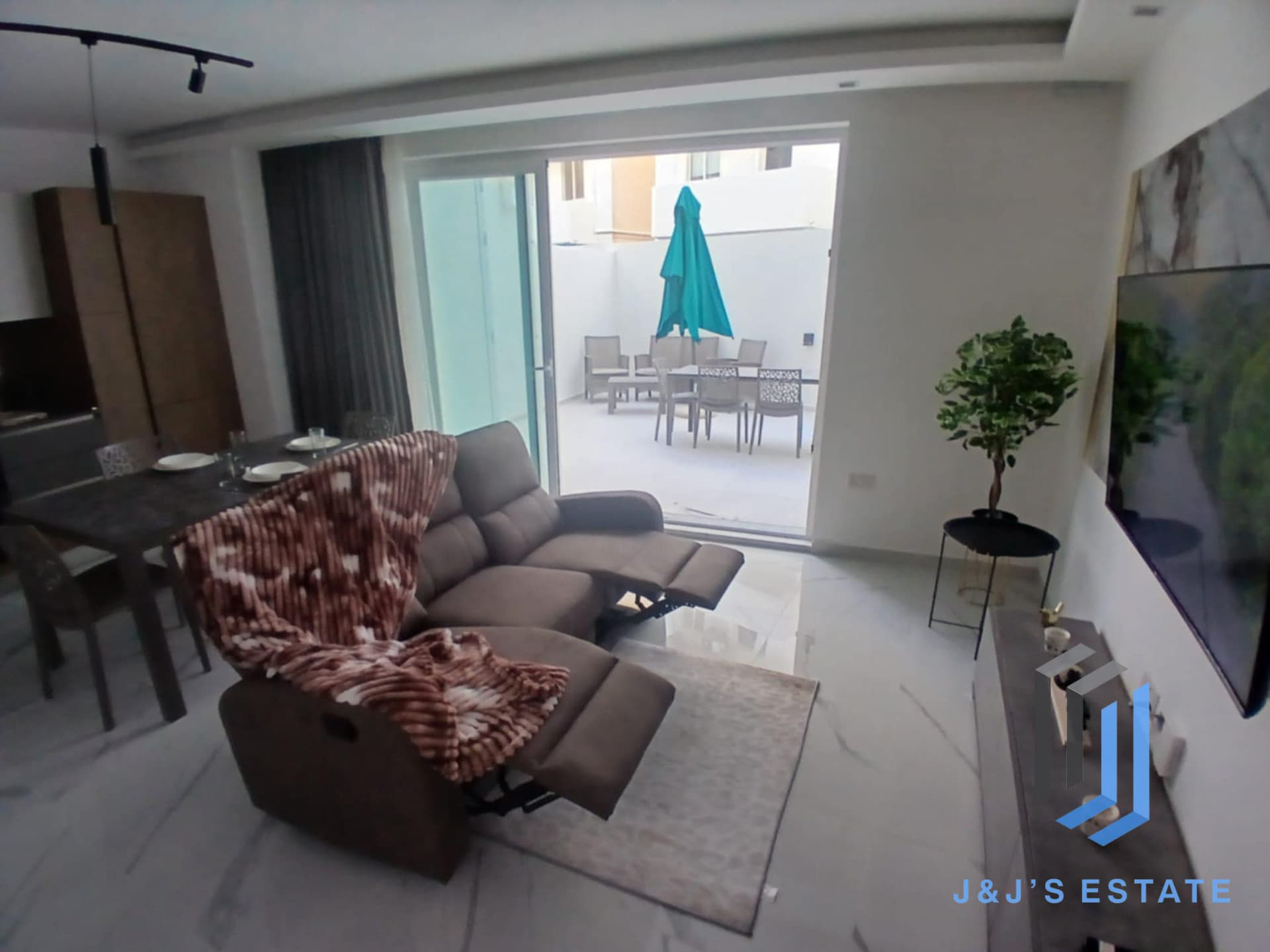 Spacious Two Bedroom Apartment in Vibrant Gzira Sliema